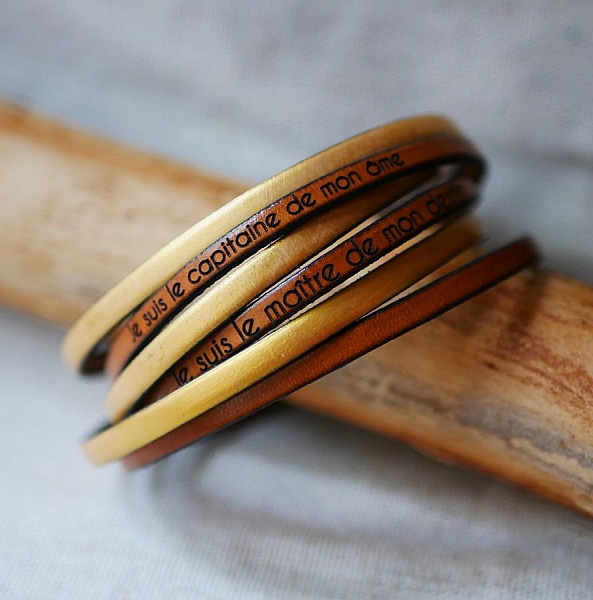 Multiturn-duo-armb&aring;nd i l&aelig;r som kan tilpasses til menn eller kvinner