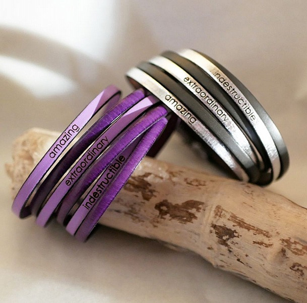 Multiturn-duo-armb&aring;nd i l&aelig;r som kan tilpasses til menn eller kvinner