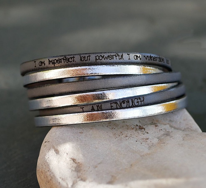 Multiturn-duo-armb&aring;nd i l&aelig;r som kan tilpasses til menn eller kvinner