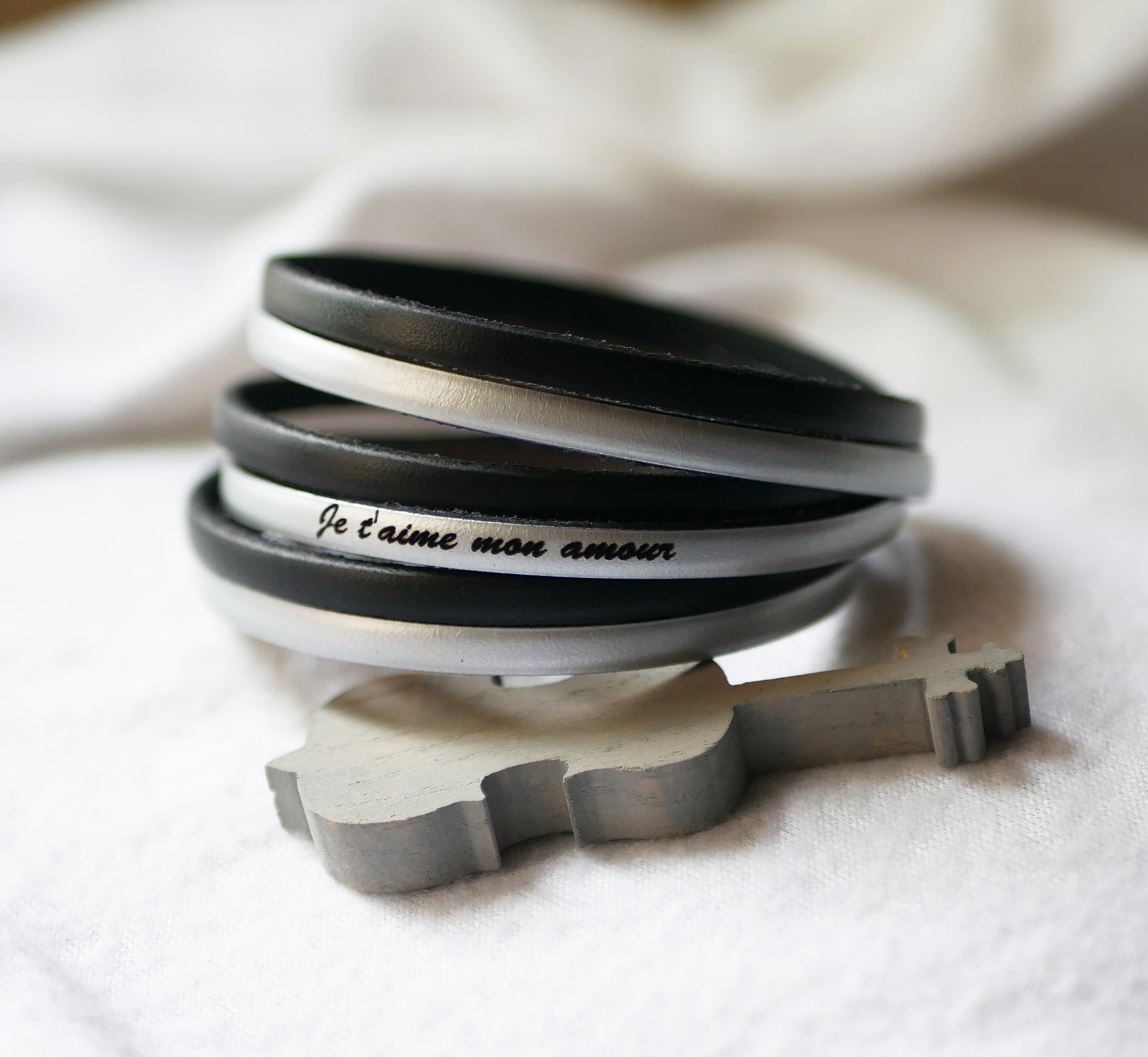 Multiturn-duo-armb&aring;nd i l&aelig;r som kan tilpasses til menn eller kvinner