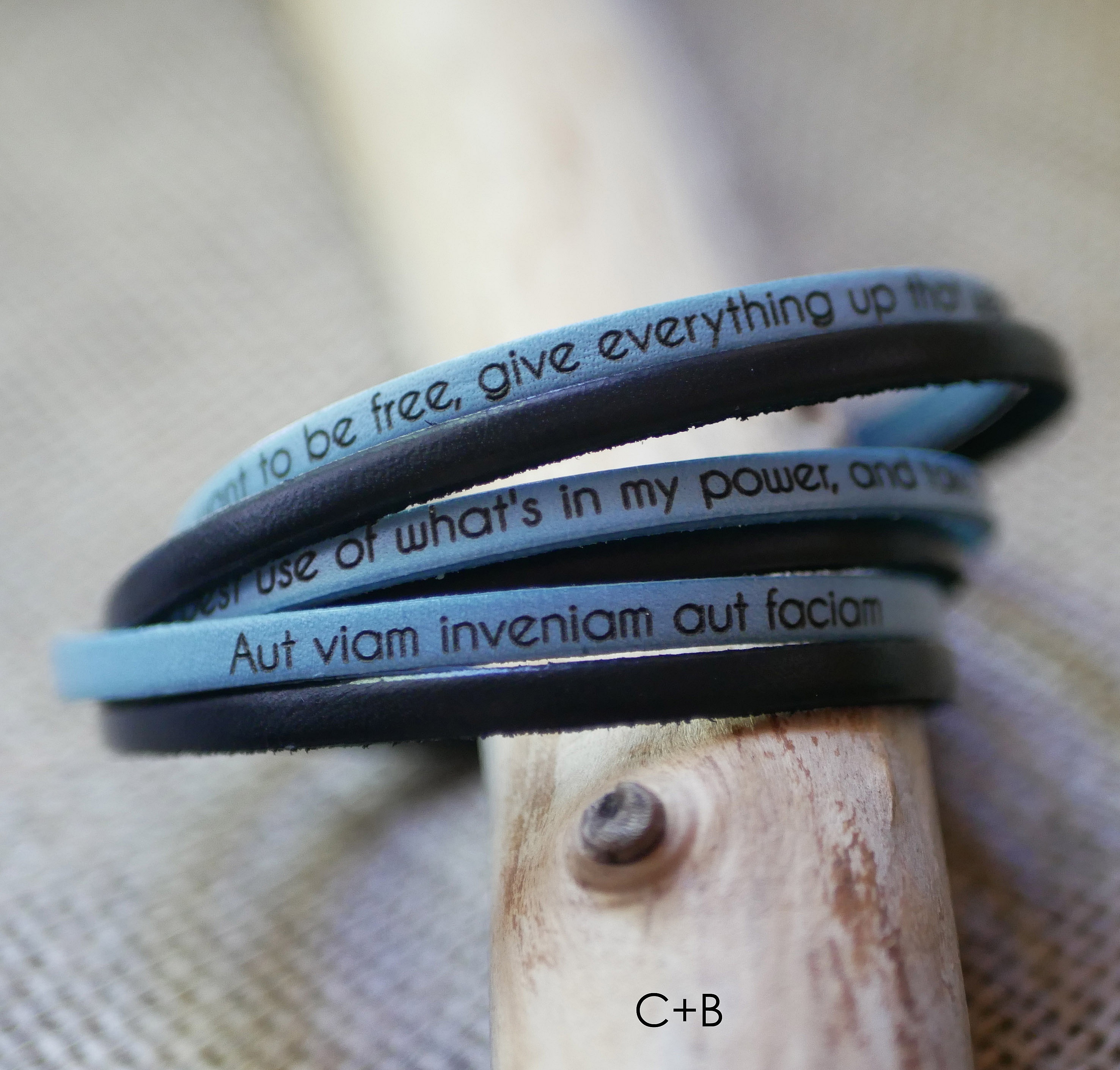 Multiturn-duo-armb&aring;nd i l&aelig;r som kan tilpasses til menn eller kvinner