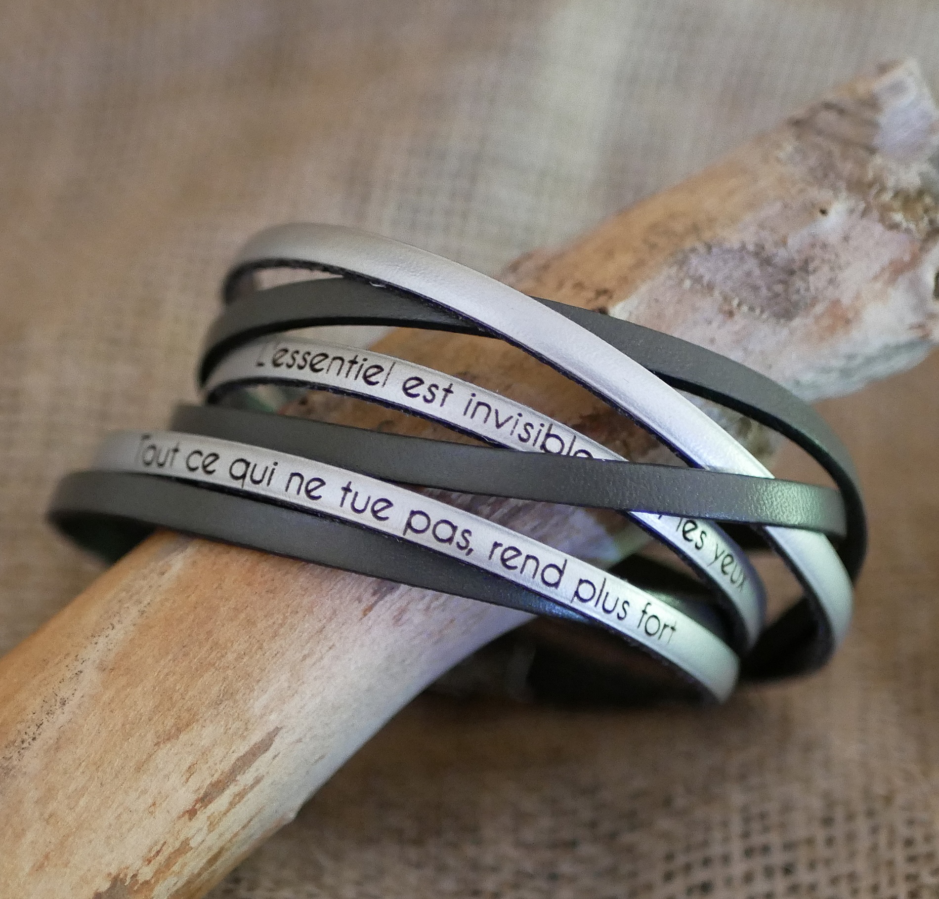 Multiturn-duo-armb&aring;nd i l&aelig;r som kan tilpasses til menn eller kvinner