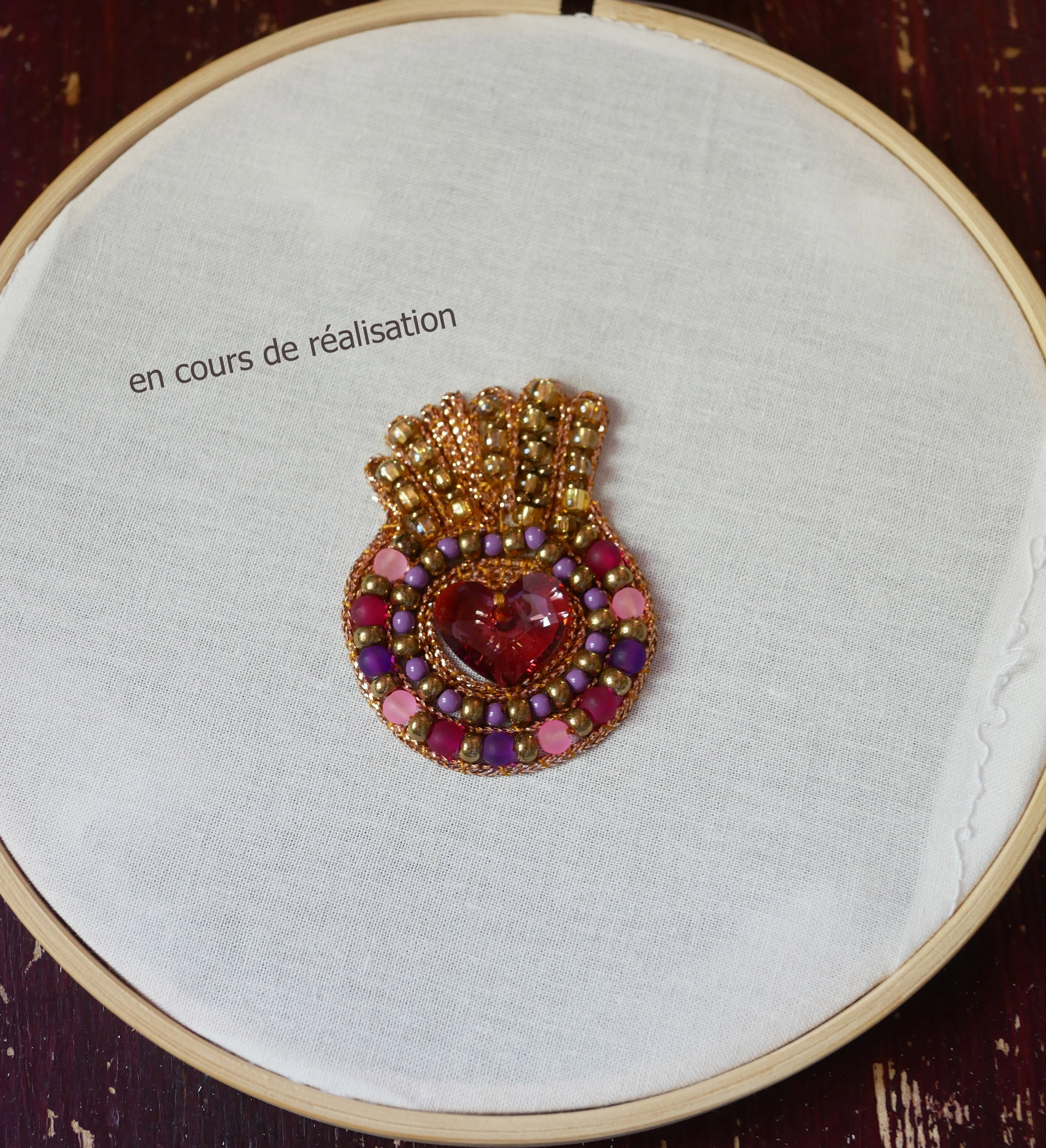 Broche ex-voto Sacré Coeur en perles et coeur cristal Swarovski