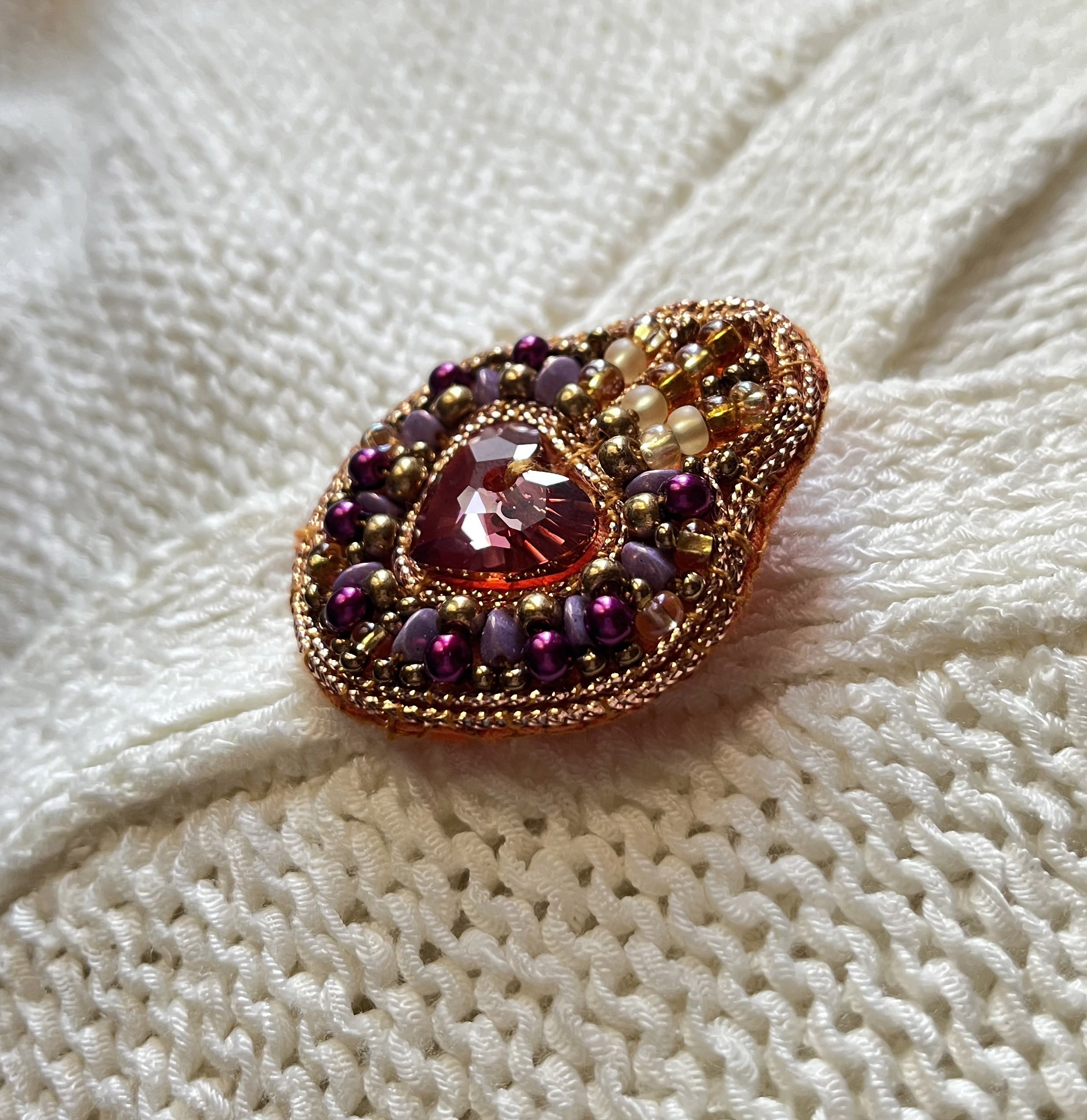 Broche ex-voto Sacré Coeur en perles et coeur cristal Swarovski