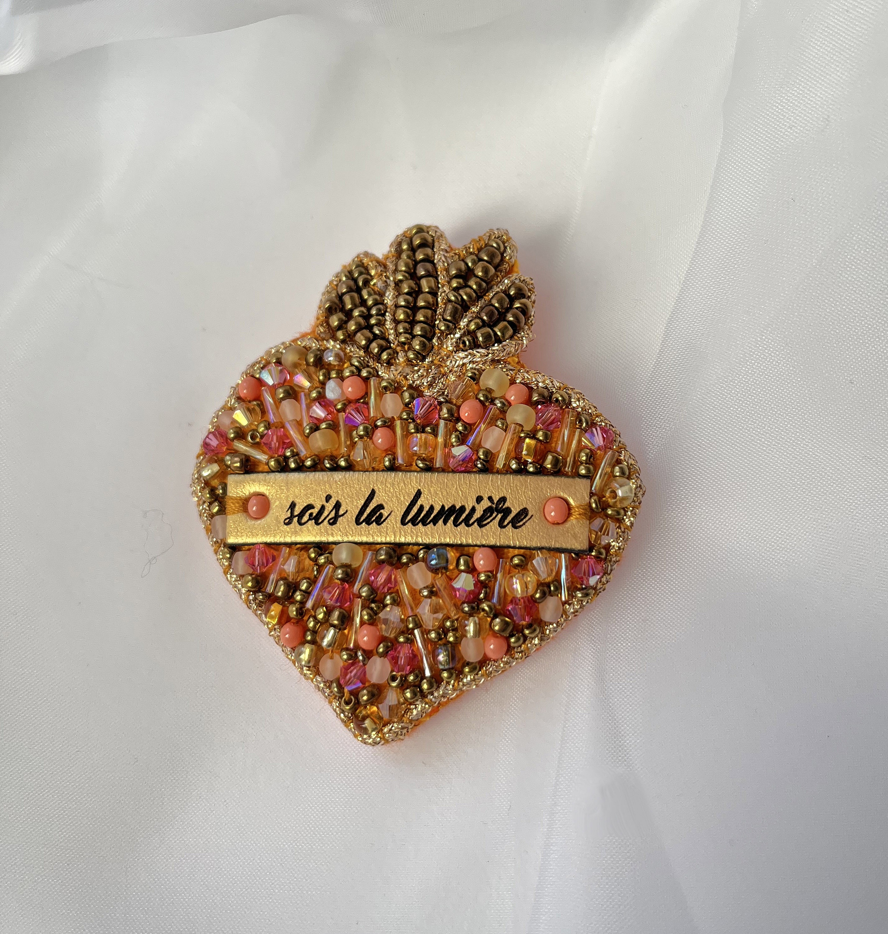 Broche ex-voto Sacr&eacute; Coeur en perles roses au message grav&eacute; Sois la lumi&egrave;re