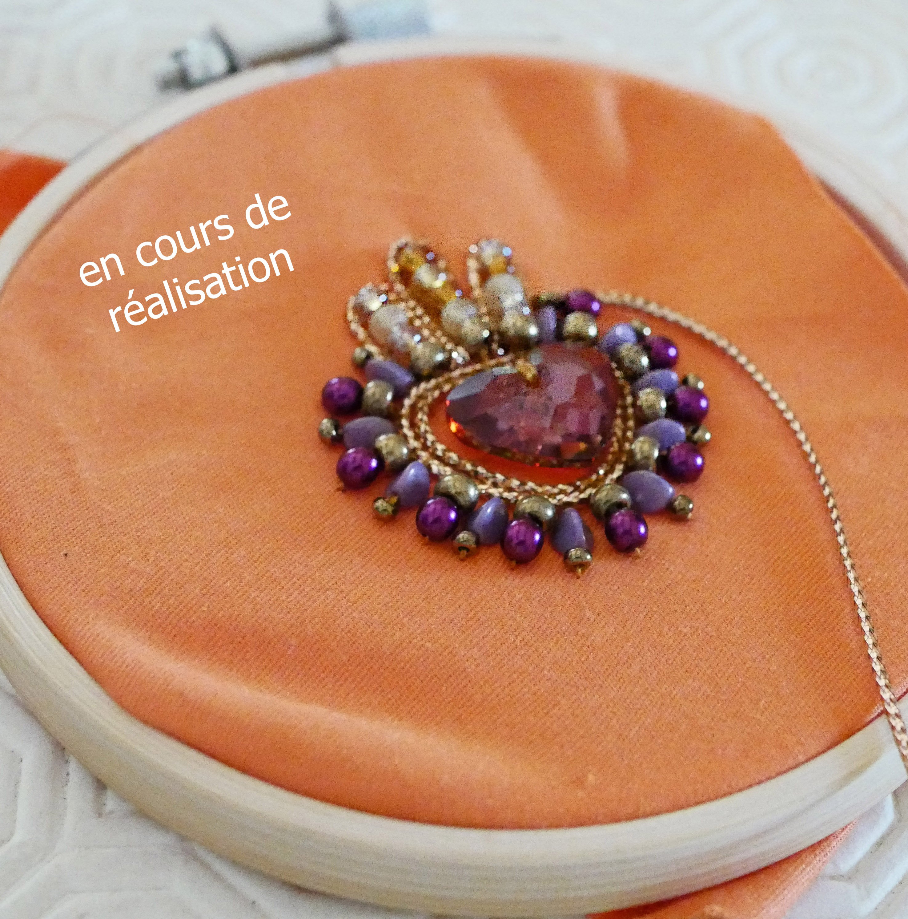 Broche ex-voto Sacr&eacute; Coeur en perles et coeur cristal Swarovski