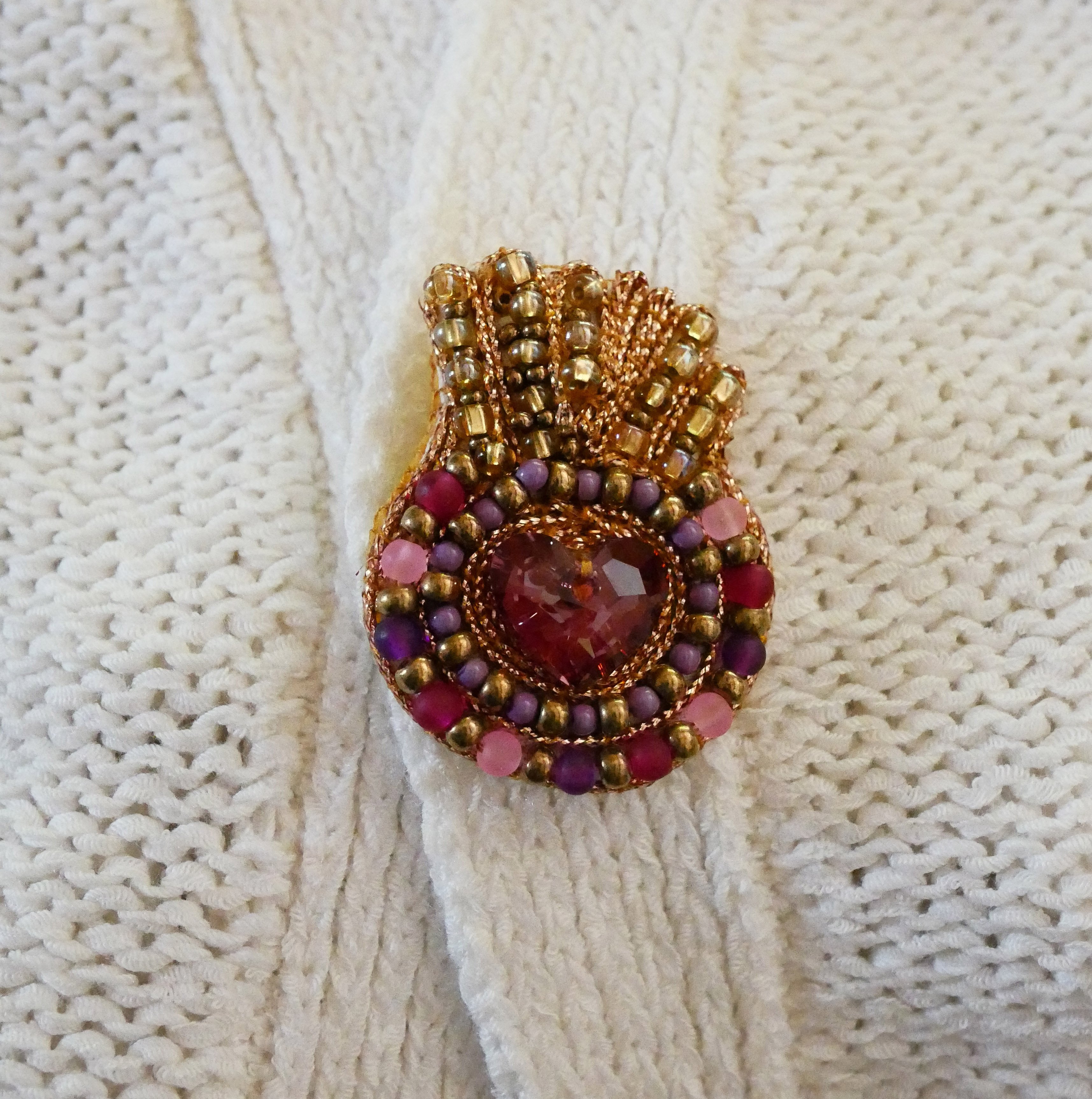 Broche ex-voto Sacr&eacute; Coeur en perles et coeur cristal Swarovski