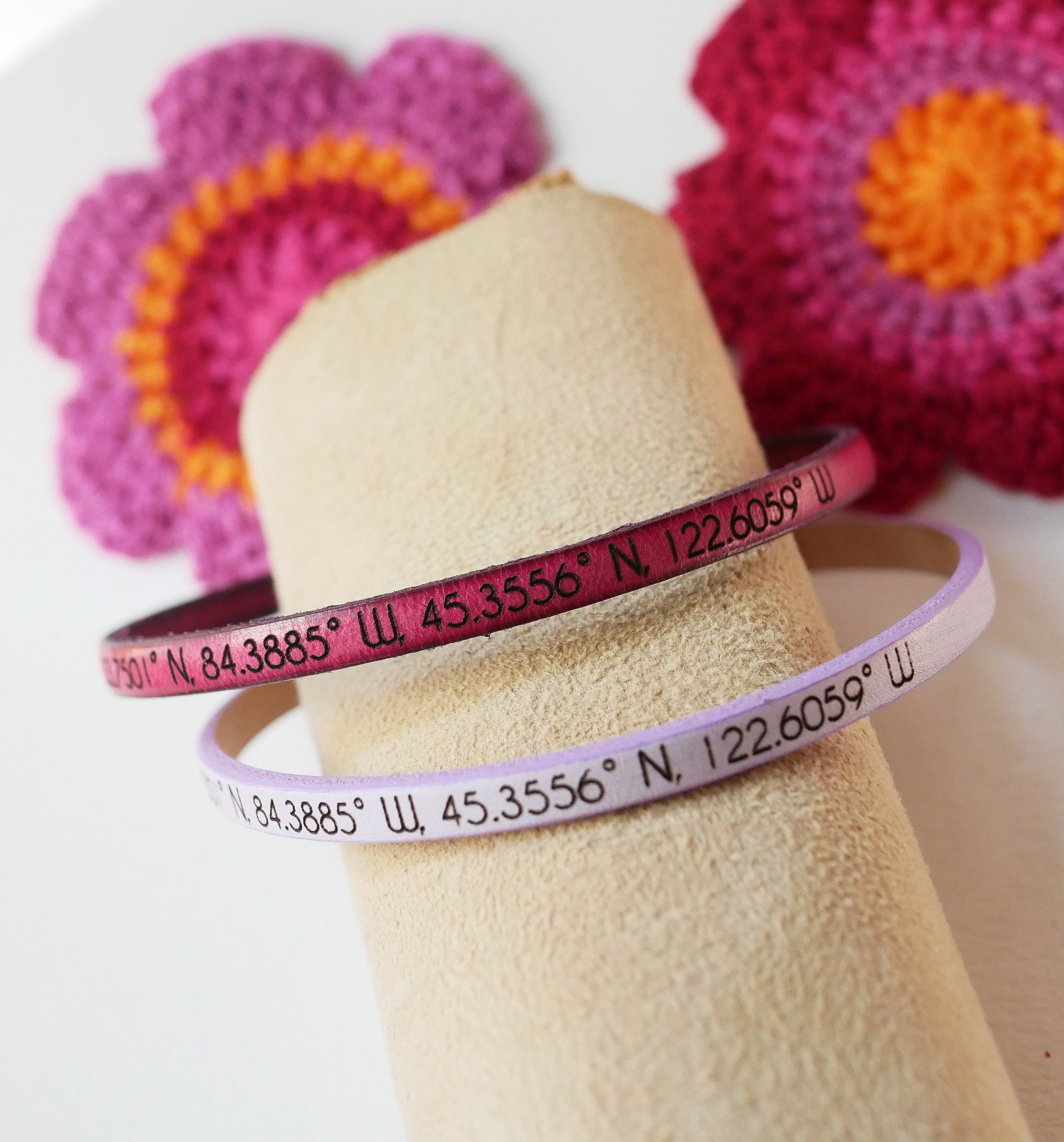 Gavearmb&aring;nd for par i skinn, begge med samme personlige gravering 