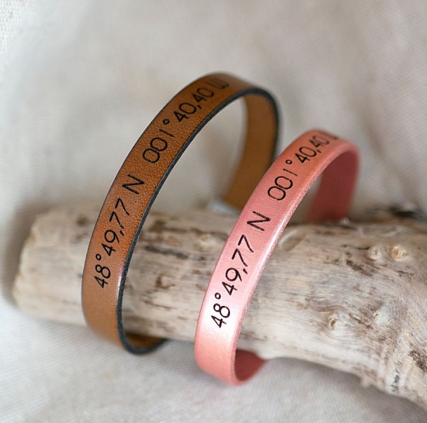 Gravert gave til et par: 2 skinnarmb&aring;nd med samme gravering 