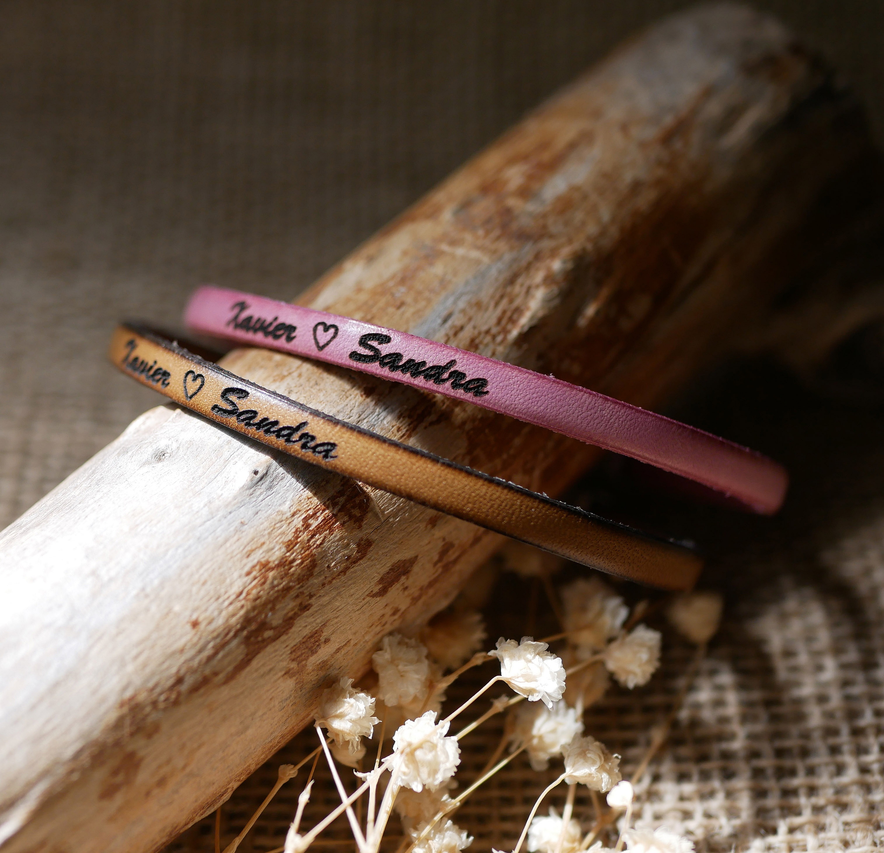 Gavearmb&aring;nd for par i skinn, begge med samme personlige gravering 