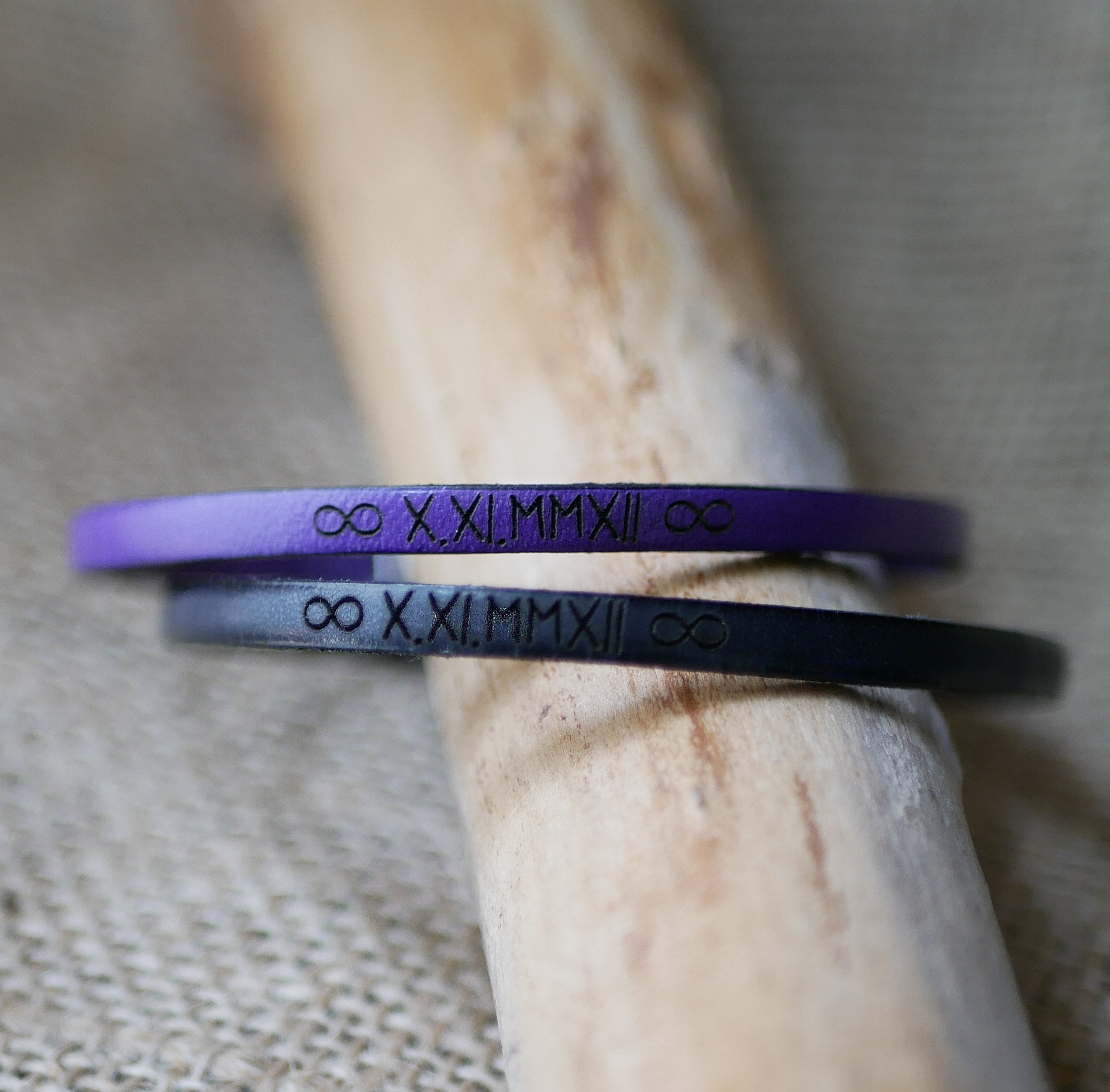 Gavearmb&aring;nd for par i skinn, begge med samme personlige gravering 