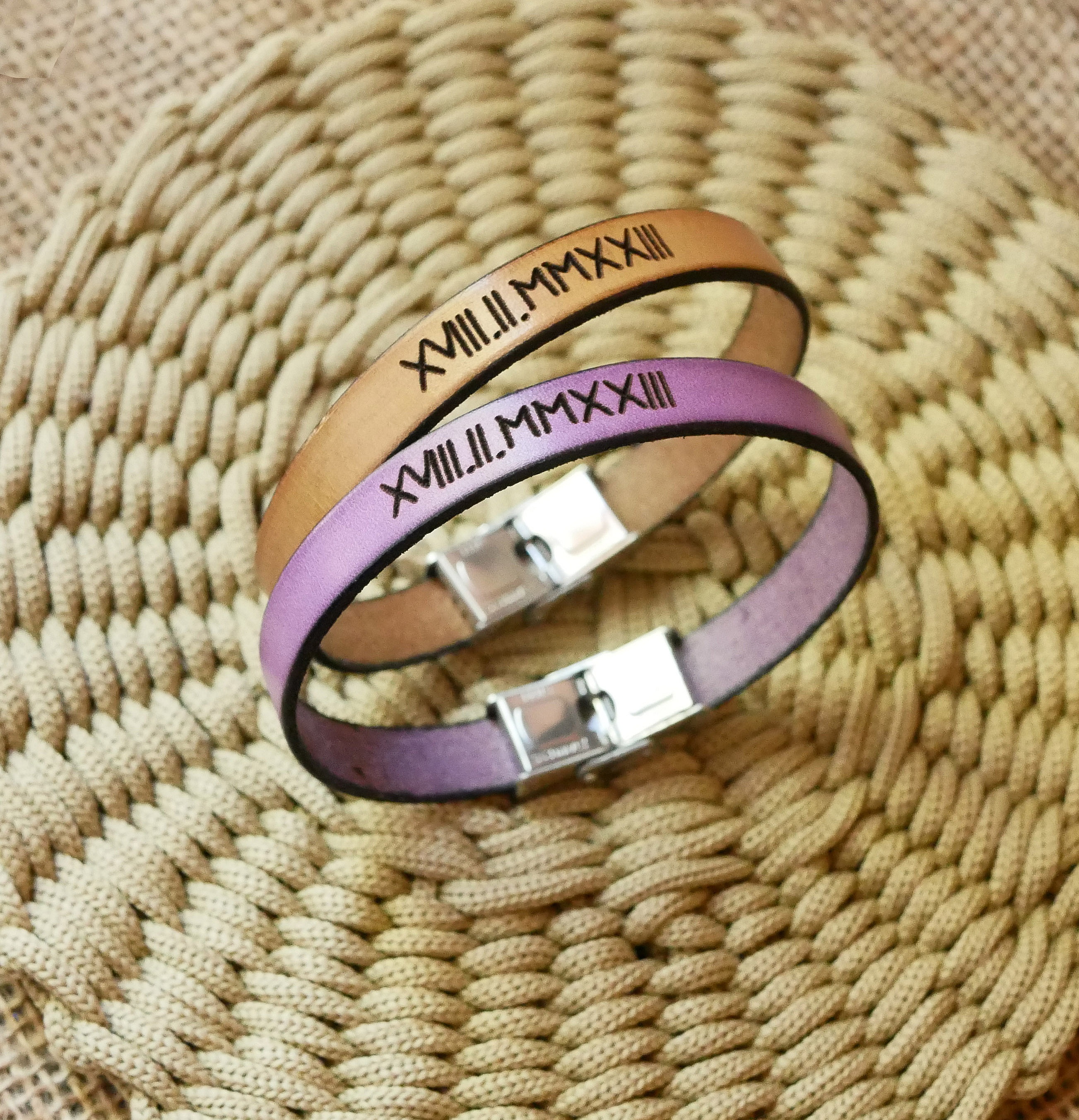 Gravert gave til et par: 2 skinnarmb&aring;nd med samme gravering 