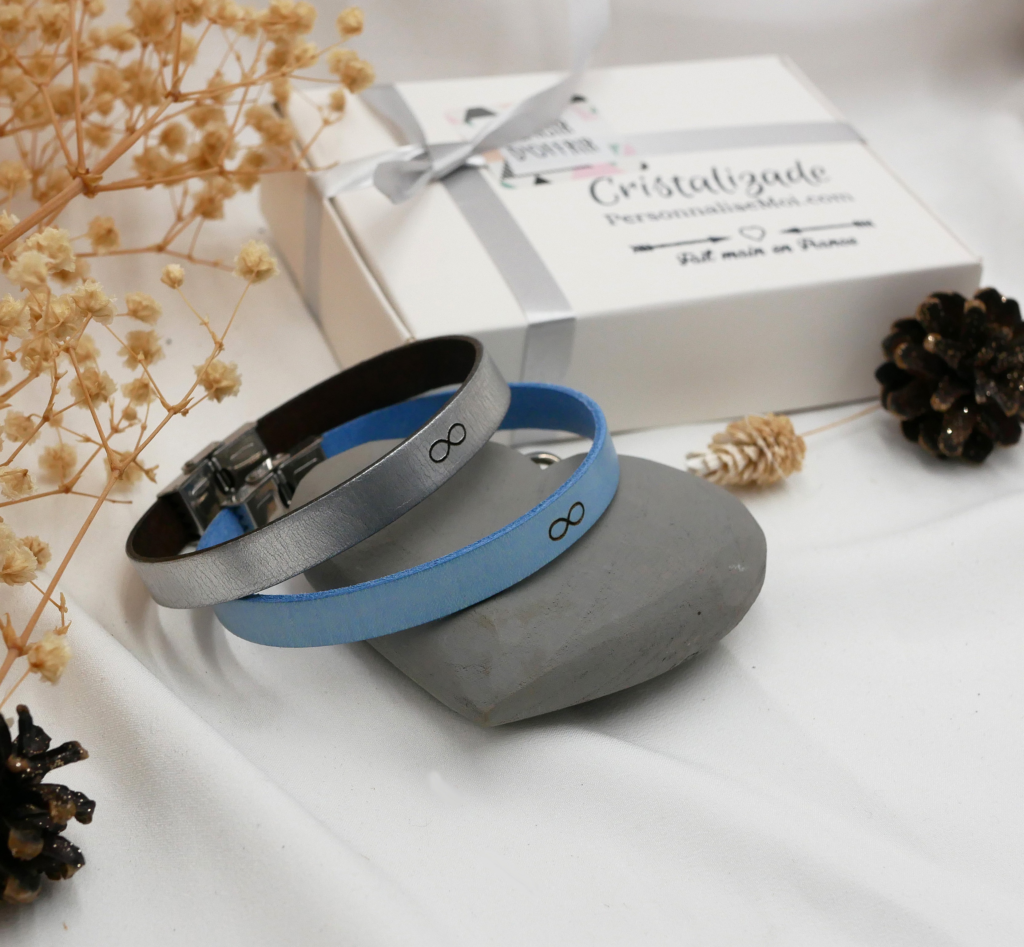 Gravert gave til et par: 2 skinnarmb&aring;nd med samme gravering 