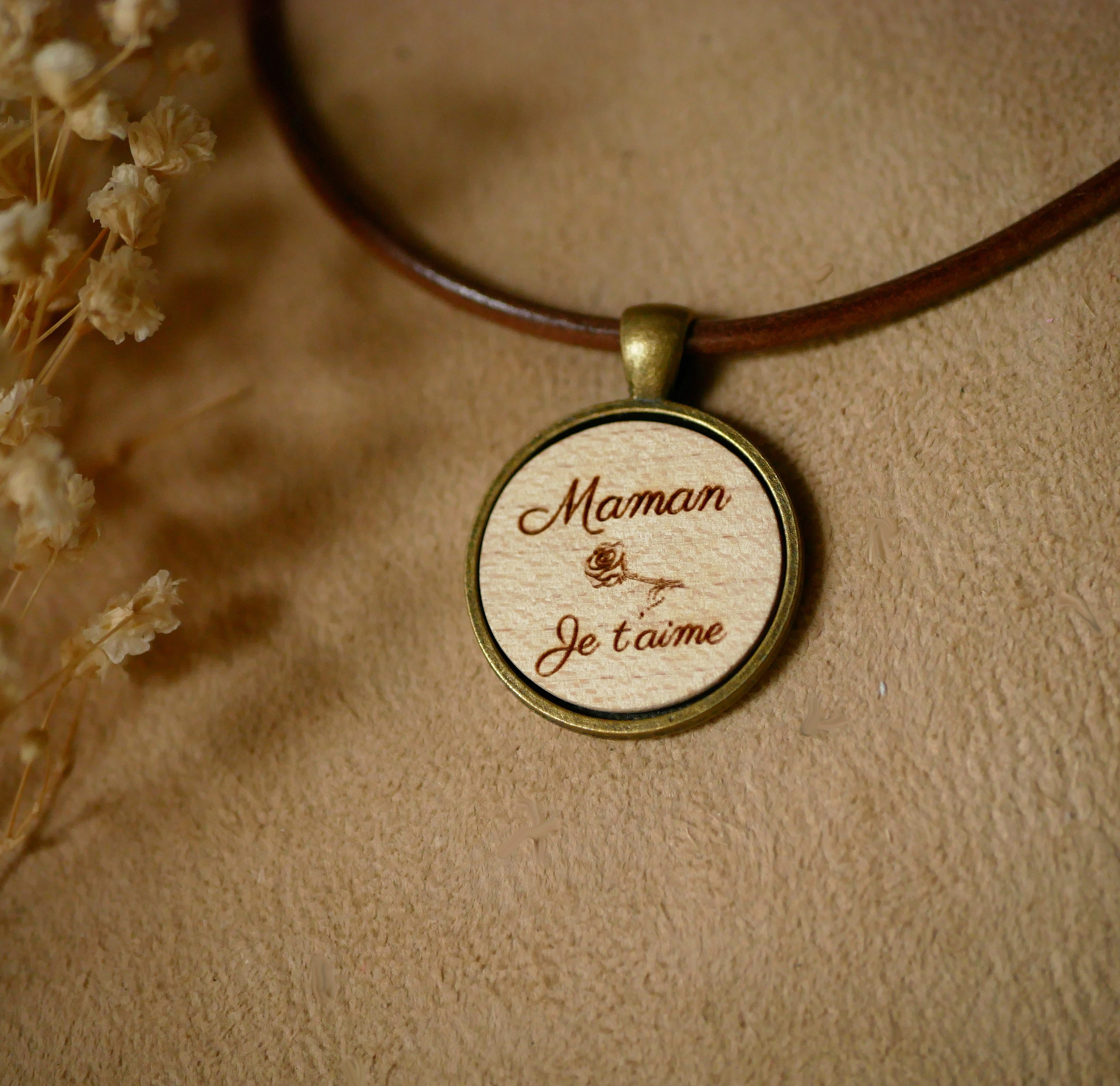 Halskjede i skinn med inngravert cabochon-anheng av tre i antikk messing for personlig tilpassing