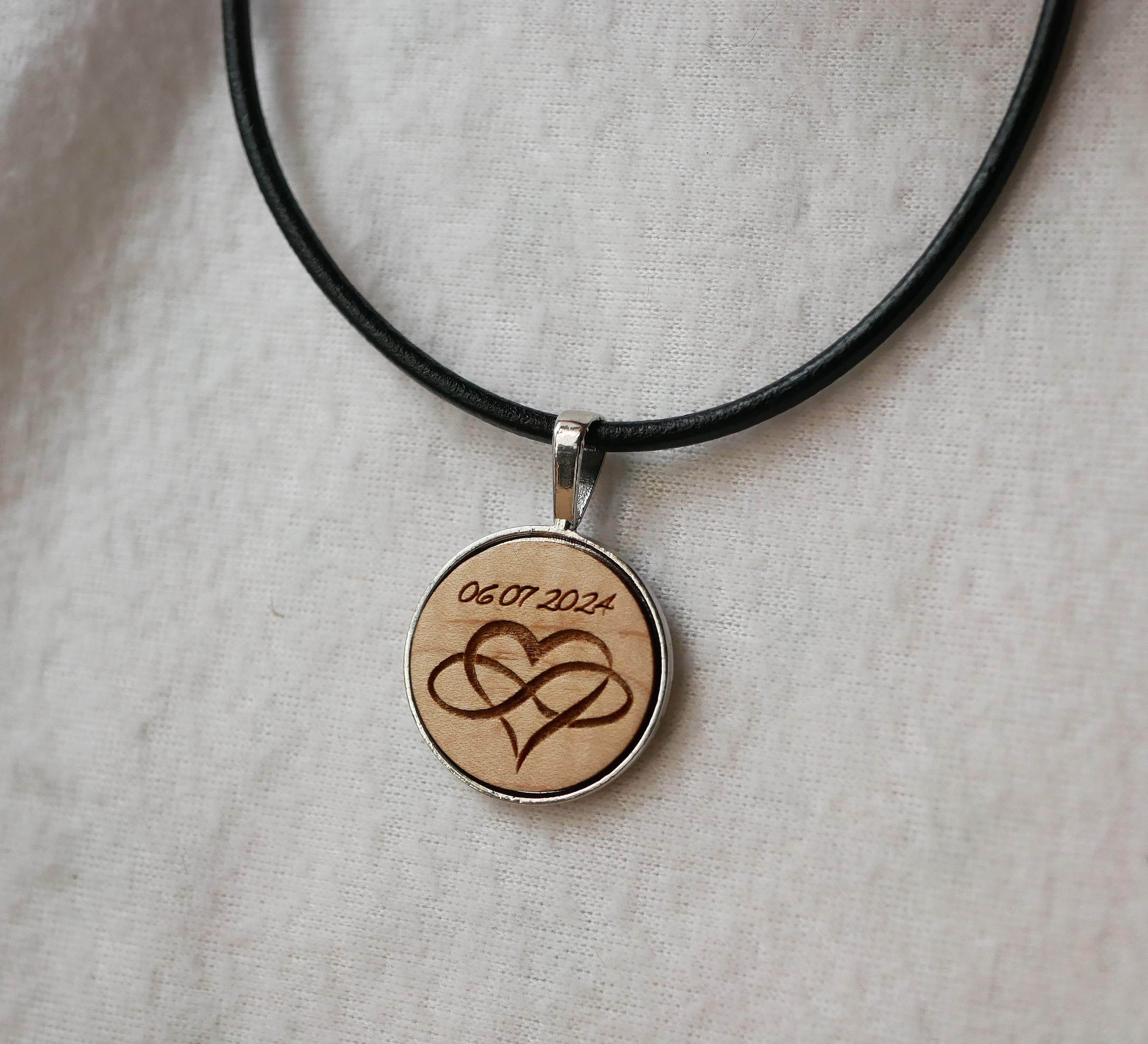 Halskjede i skinn med inngravert cabochon-anheng i tre for personlig tilpasning