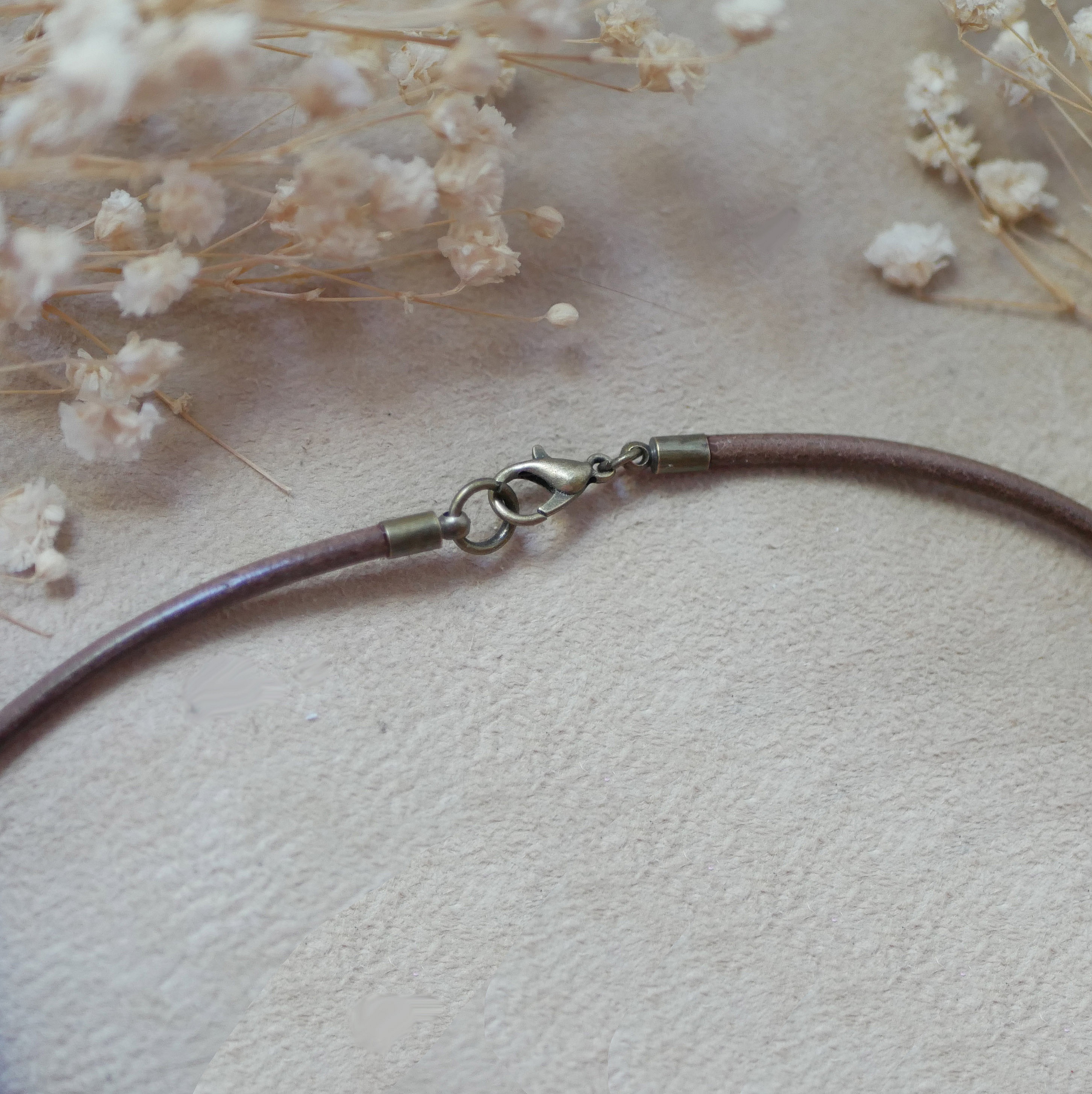 Halskjede i skinn med inngravert cabochon-anheng av tre i antikk messing for personlig tilpassing