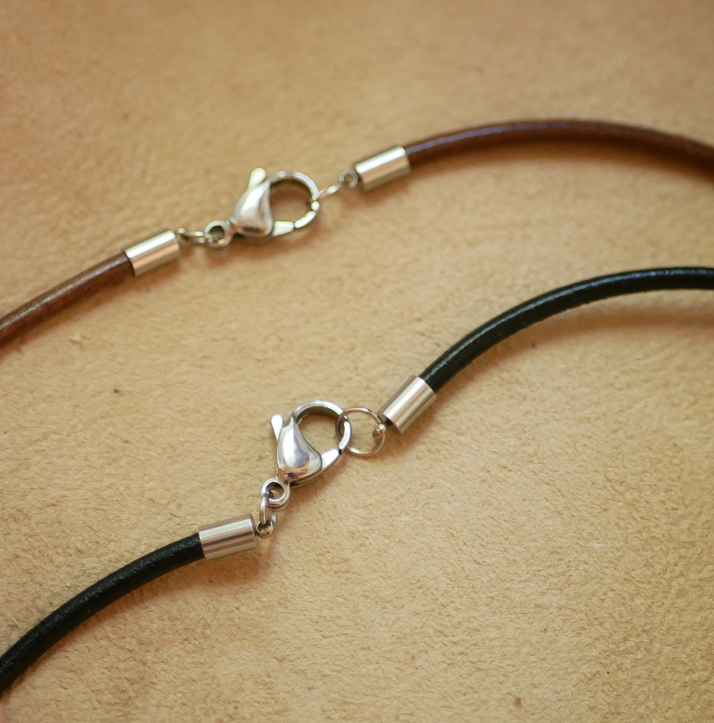 Halskjede i skinn med inngravert cabochon-anheng i tre for personlig tilpasning