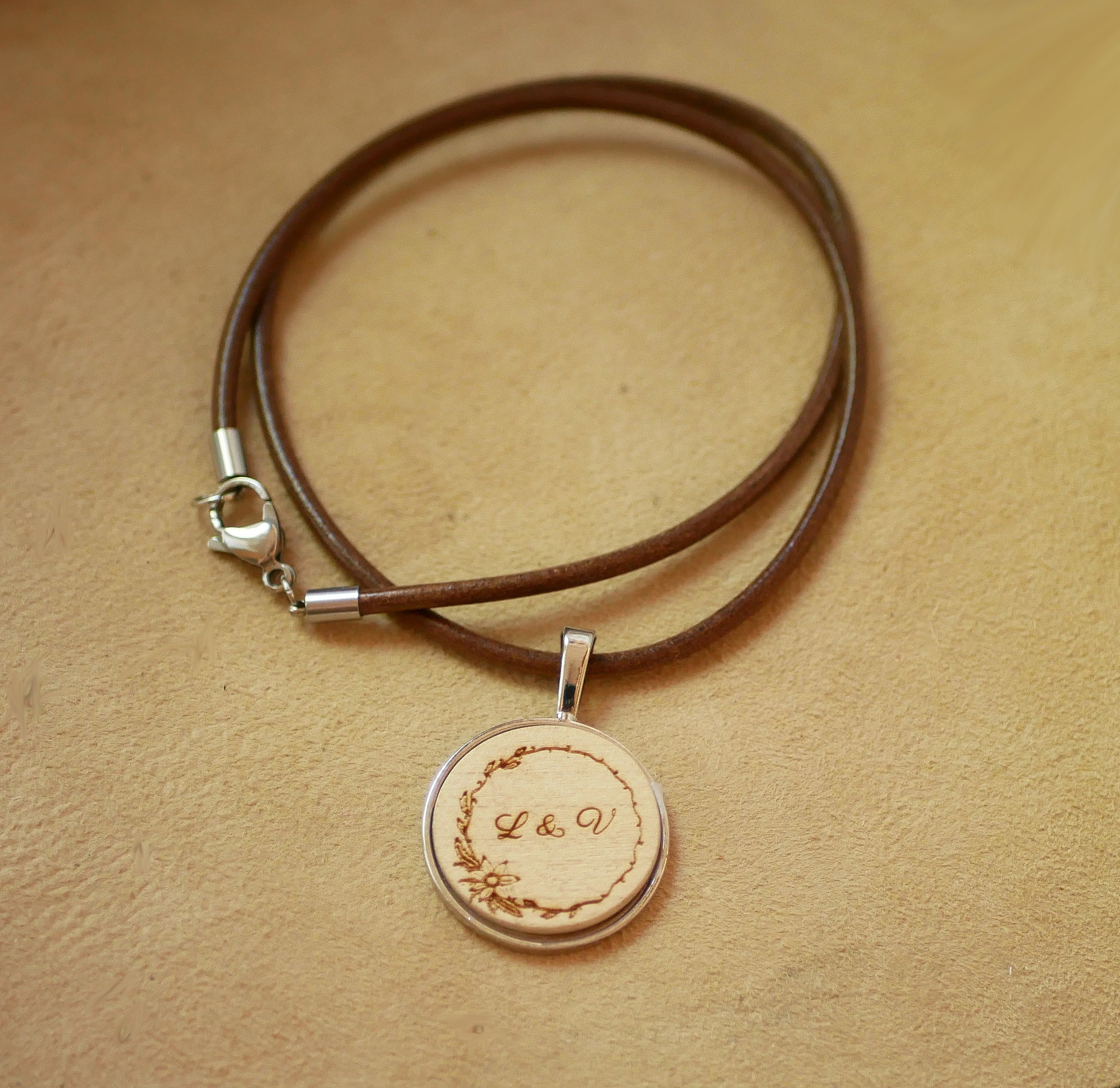 Halskjede i skinn med inngravert cabochon-anheng i tre for personlig tilpasning