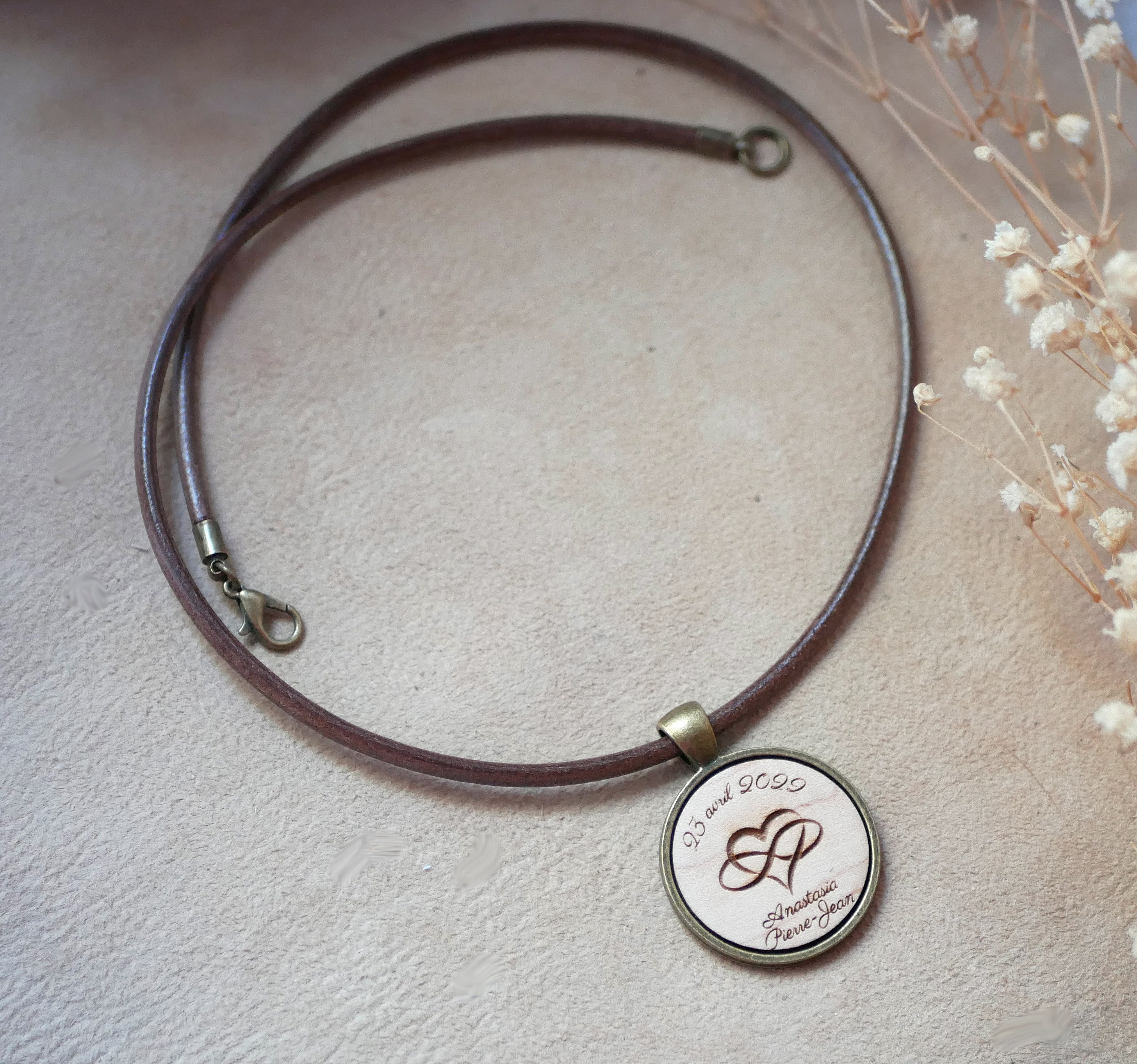 Halskjede i skinn med inngravert cabochon-anheng av tre i antikk messing for personlig tilpassing