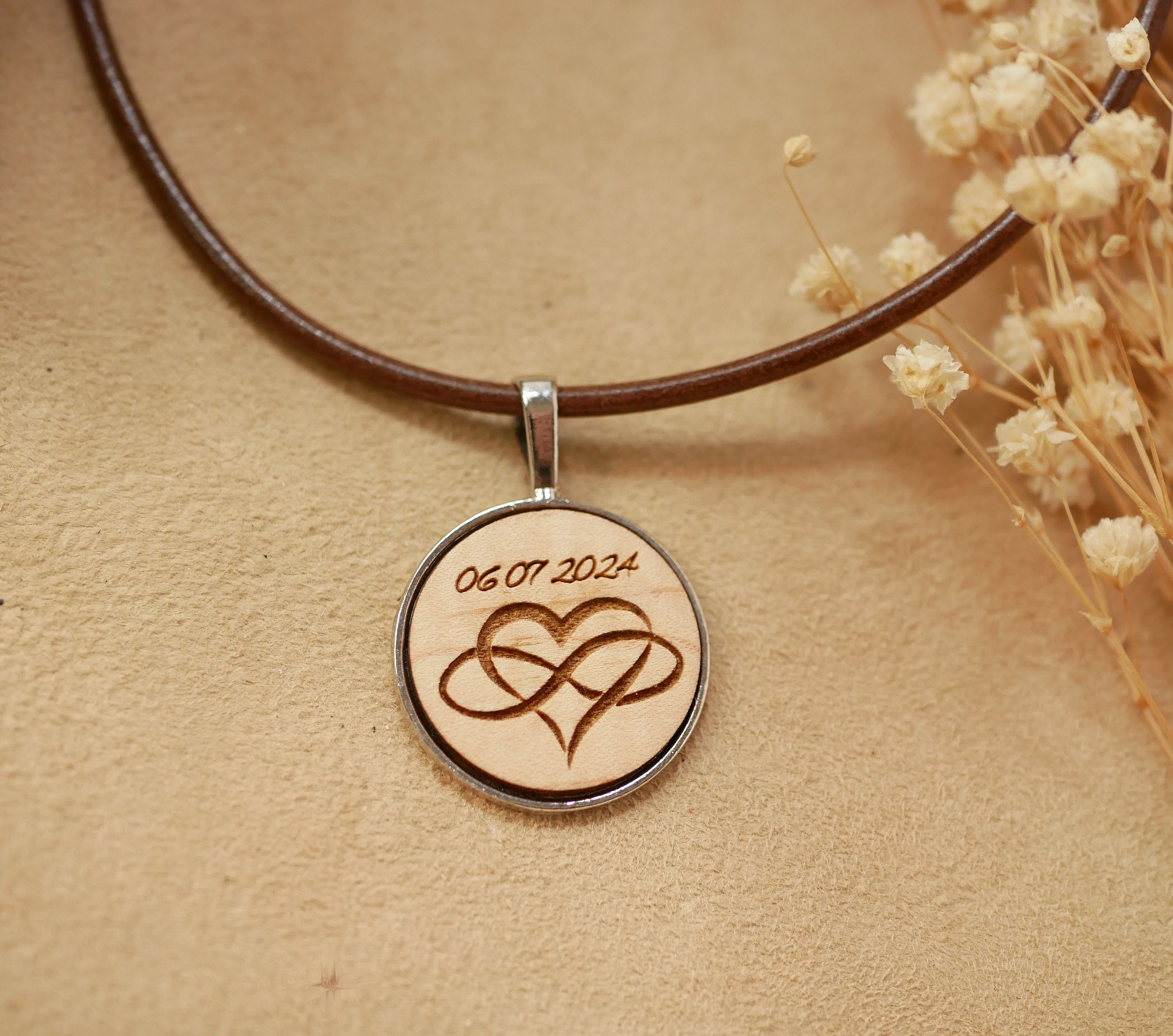 Halskjede i skinn med inngravert cabochon-anheng i tre for personlig tilpasning