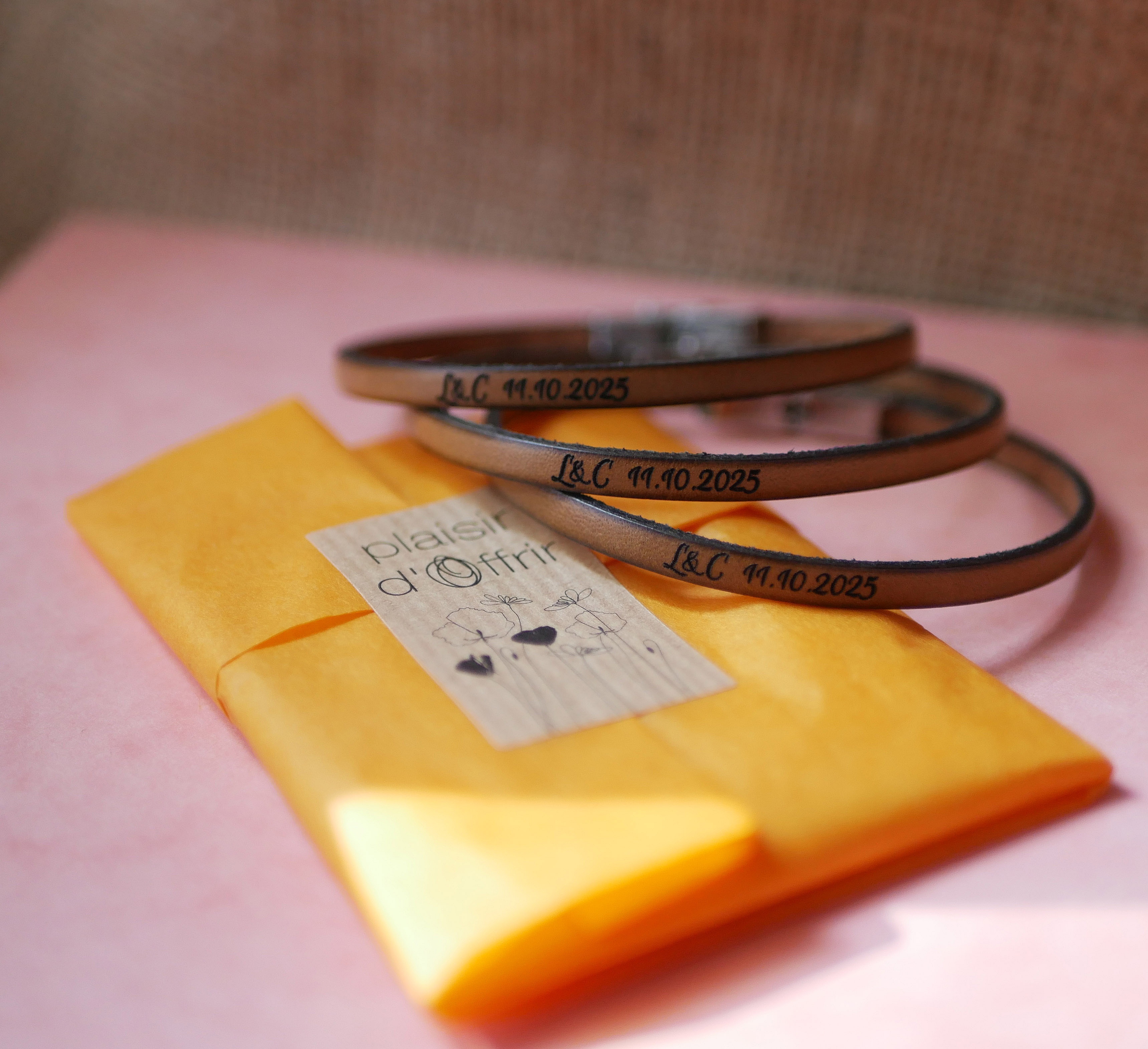 Sett med 20 skinnarmb&aring;nd med gravering til Save the date eller bryllupsgjestegaver