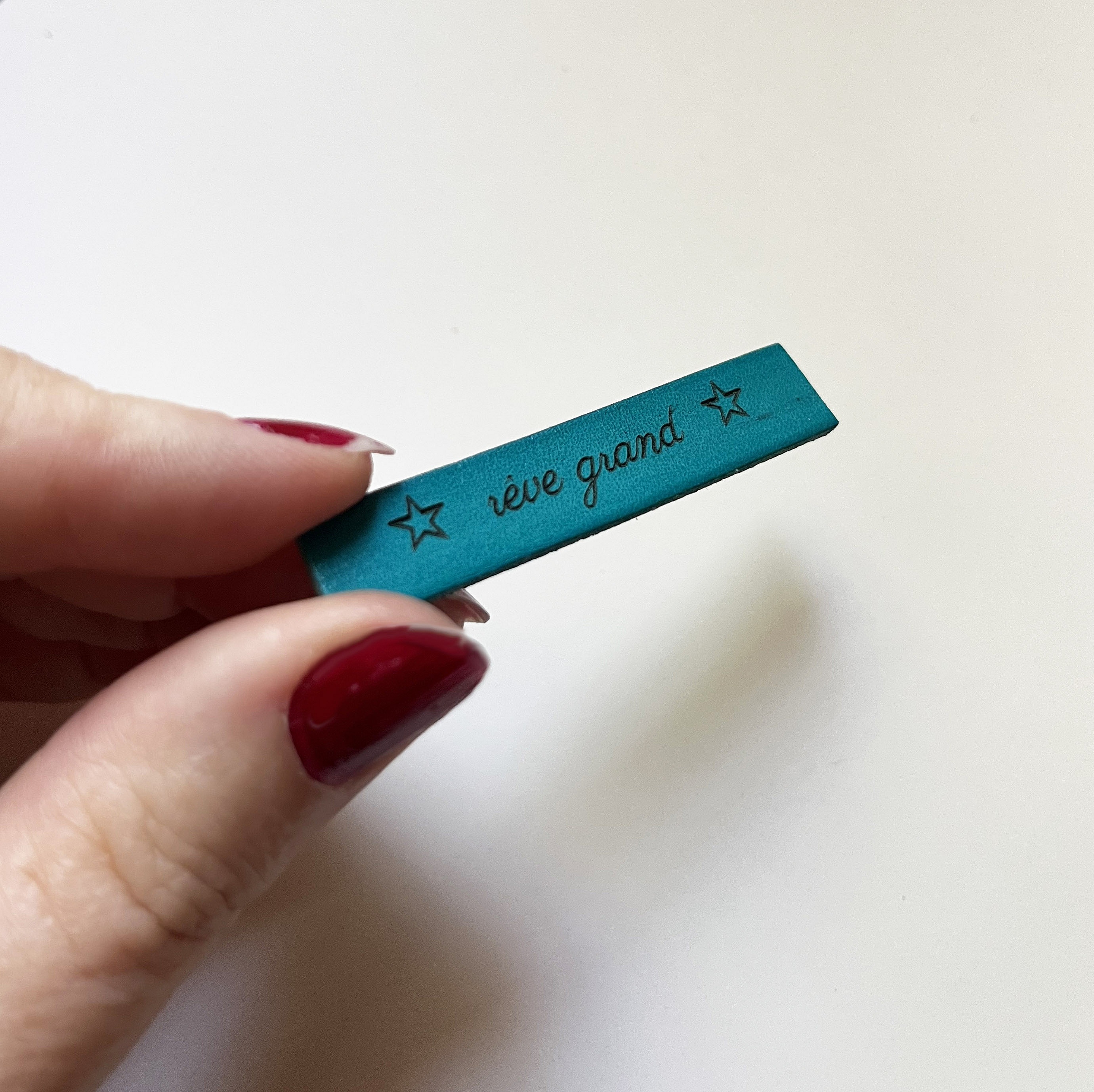 Ensemble stickers en cuir grav&eacute; de messages inspirants