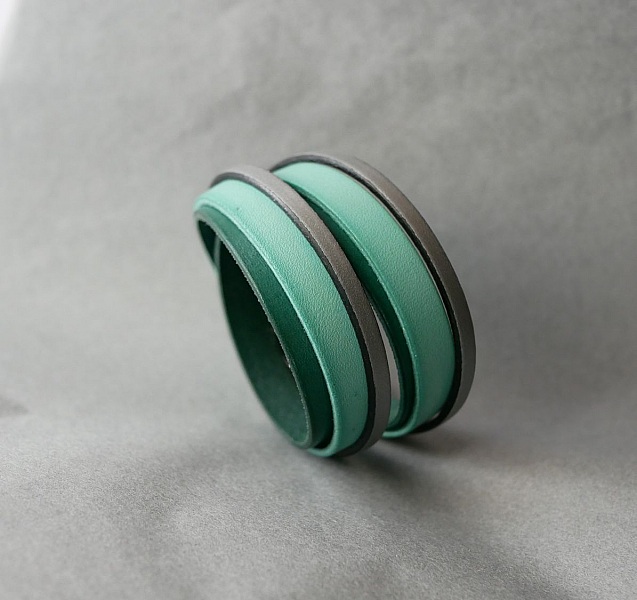 Skreddersydd dobbelt mansjettarmb&aring;nd i gr&oslash;nt og s&oslash;lvfarget l&aelig;r  