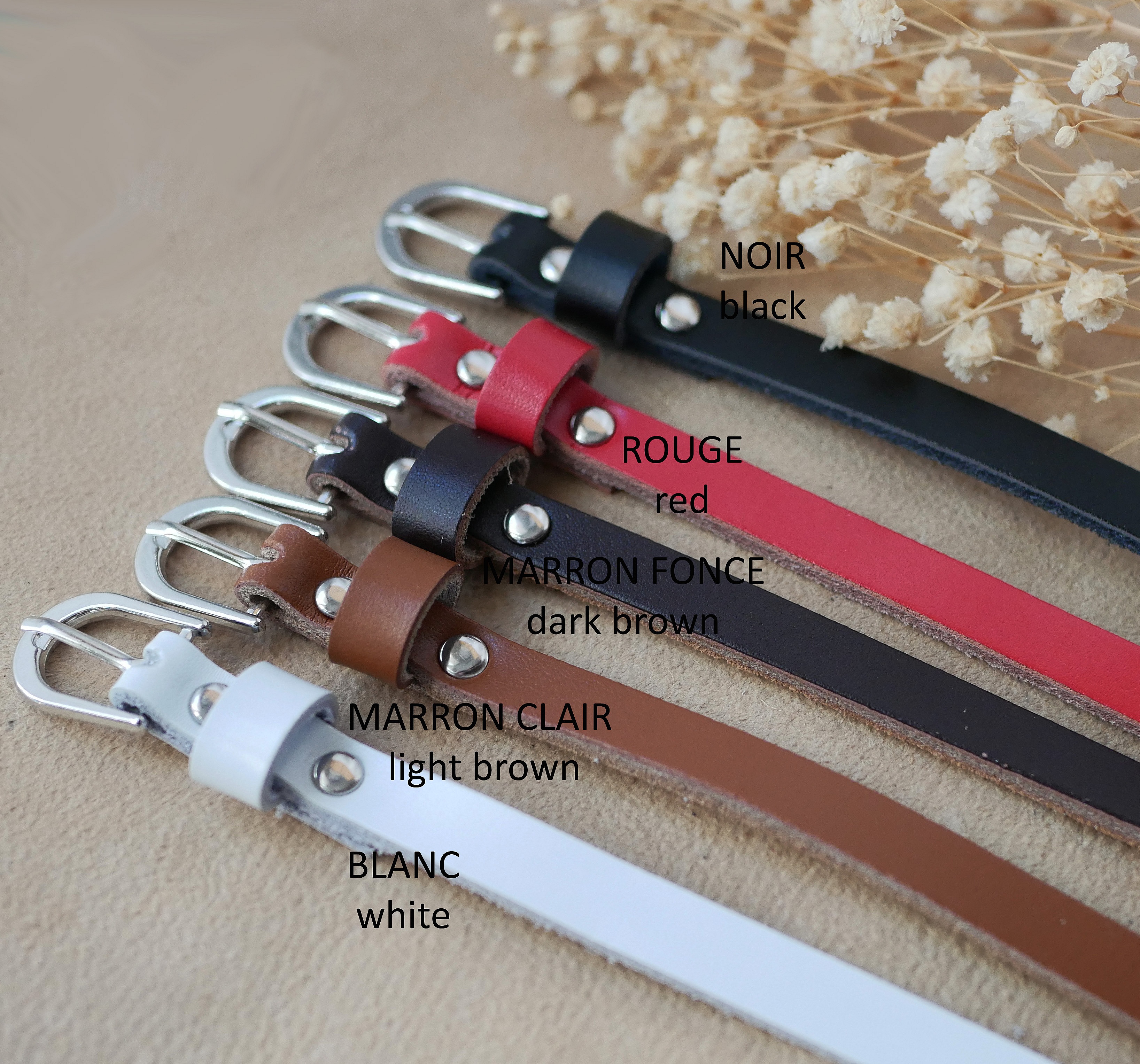 S&oslash;lvfarget klokke med l&aelig;rrem og s&oslash;lvfarget spenne