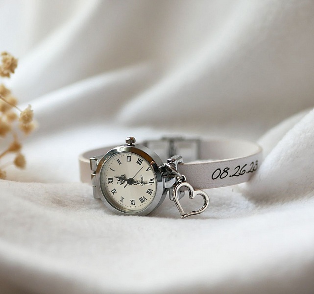 S&oslash;lvklokke med sjarm og l&aelig;rrem med justerbar l&aring;s