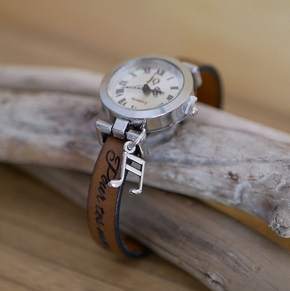 S&oslash;lvklokke med sjarm og l&aelig;rrem med justerbar l&aring;s