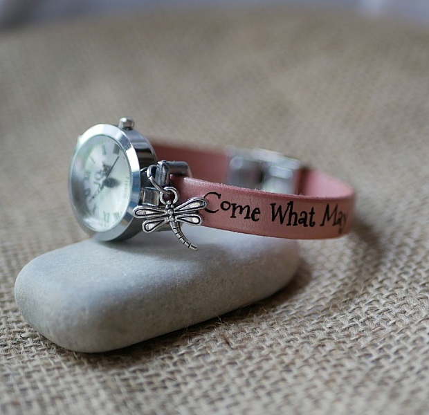 S&oslash;lvklokke med sjarm og l&aelig;rrem med justerbar l&aring;s