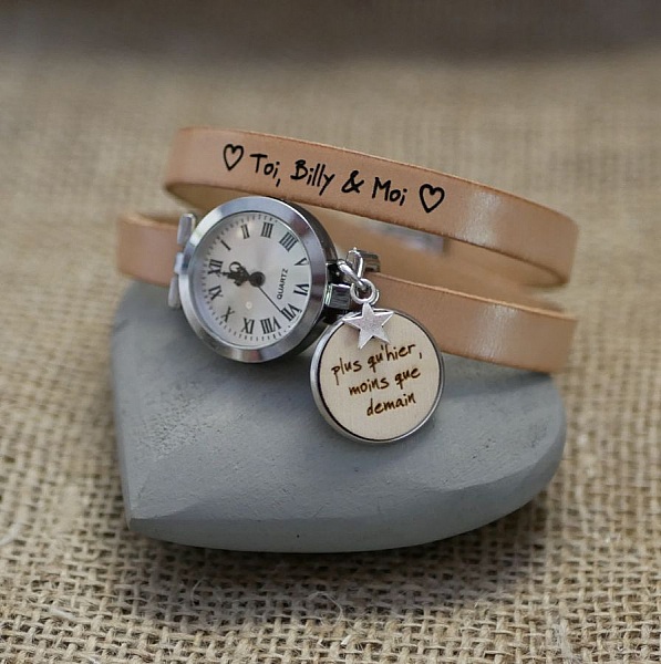 Gravert cabochon-klokke i tre med dobbel l&aelig;rrem 