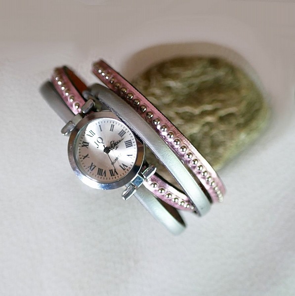 Klokke med dobbel rosa metallisk l&aelig;rrem som kan tilpasses personlig 