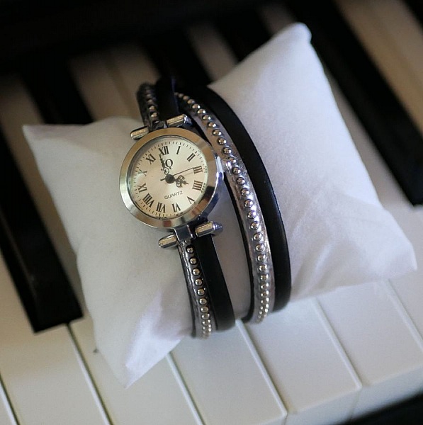 Se s&oslash;lvfargede perler i dobbelt l&aelig;rrem fargevalg for &aring; tilpasse 