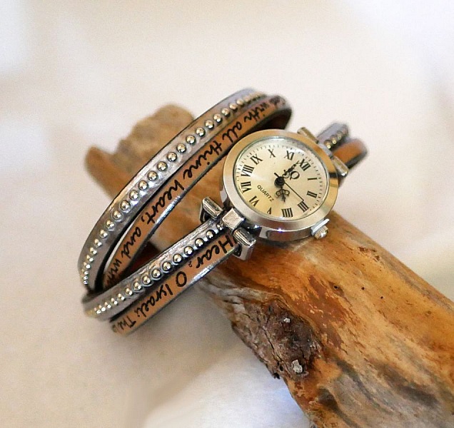 Se s&oslash;lvfargede perler i dobbelt l&aelig;rrem fargevalg for &aring; tilpasse 