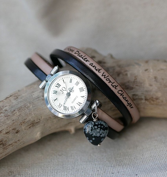 Klokke med dobbel l&aelig;rrem med hjerte av obsidianstein, farger som skal tilpasses 