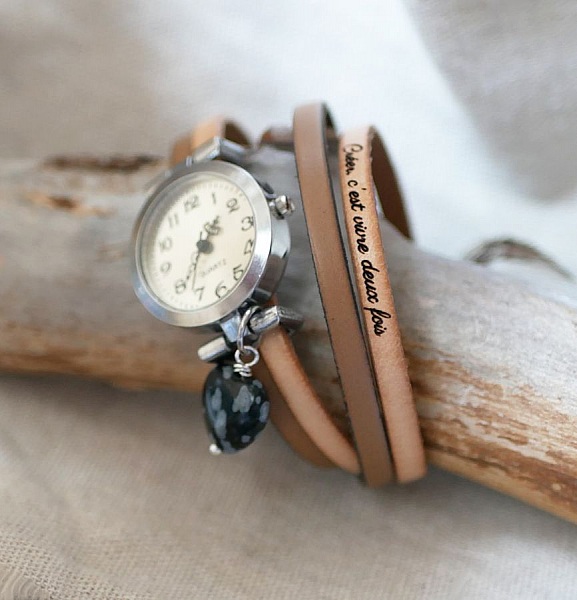 Klokke med dobbel l&aelig;rrem med hjerte av obsidianstein, farger som skal tilpasses 