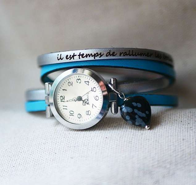 Klokke med dobbel l&aelig;rrem med hjerte av obsidianstein, farger som skal tilpasses 