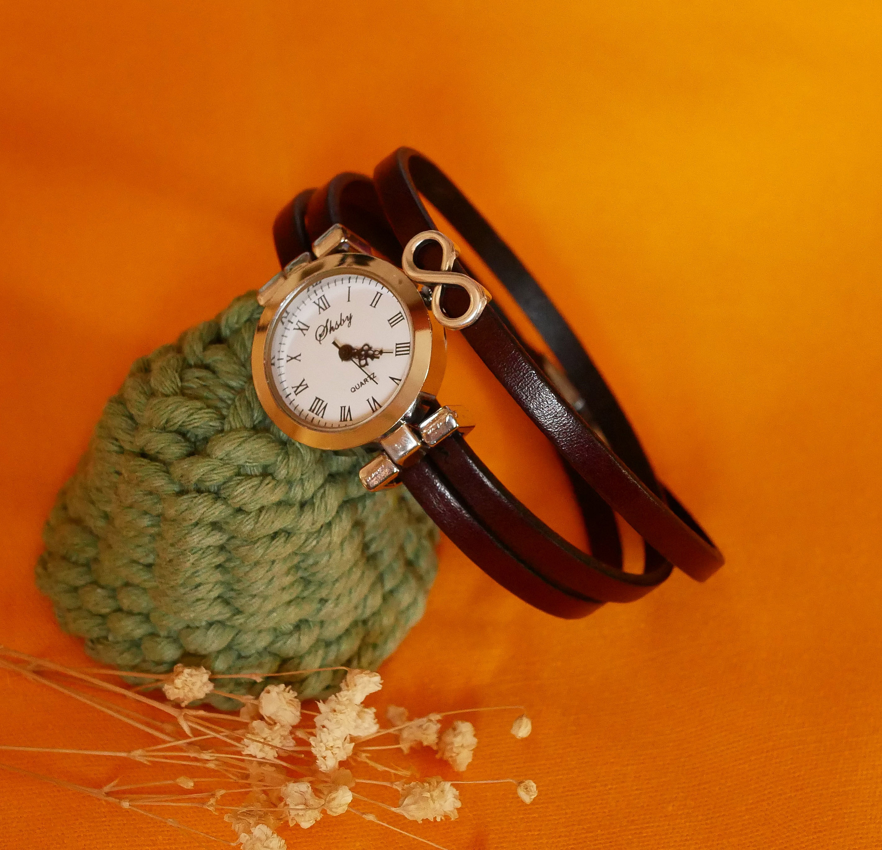 Klokke med l&aelig;rrem med 3 omdreininger og s&oslash;lvfarget urskive 