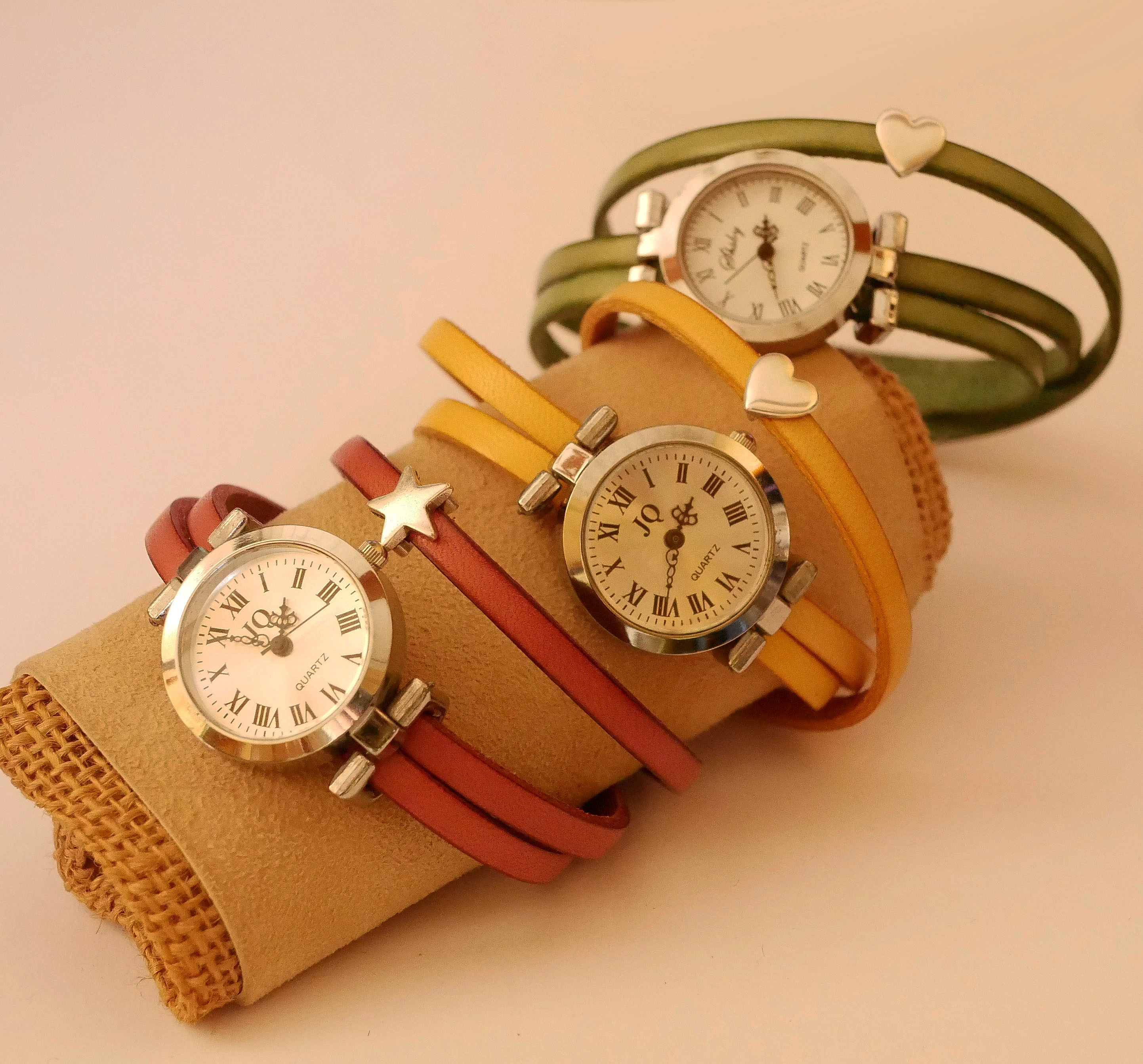 Klokke med l&aelig;rrem med 3 omdreininger og s&oslash;lvfarget urskive 