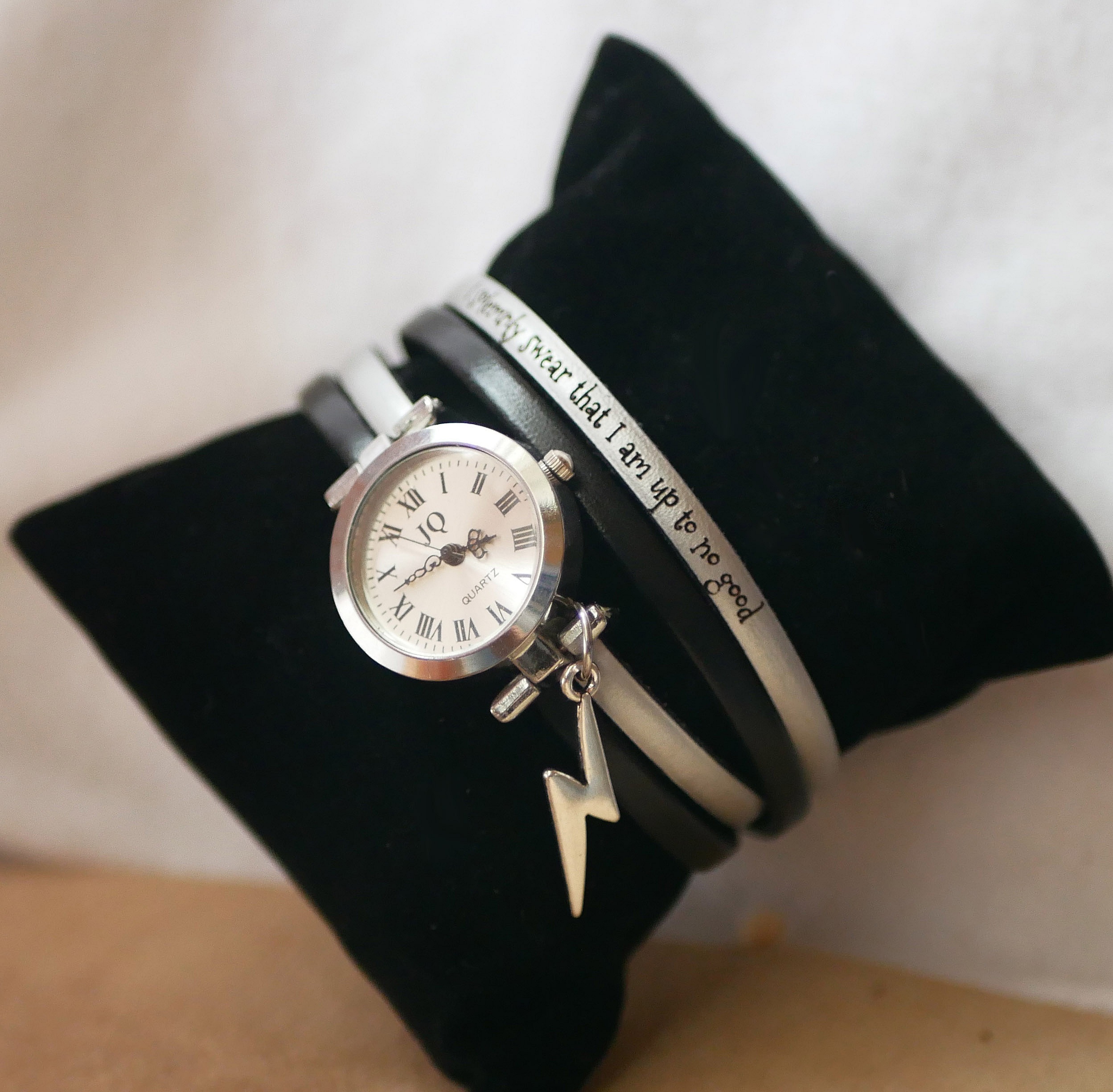 Klokke med dobbel l&aelig;rrem, s&oslash;lvfarget urskive, farge etter eget valg, kan tilpasses. 