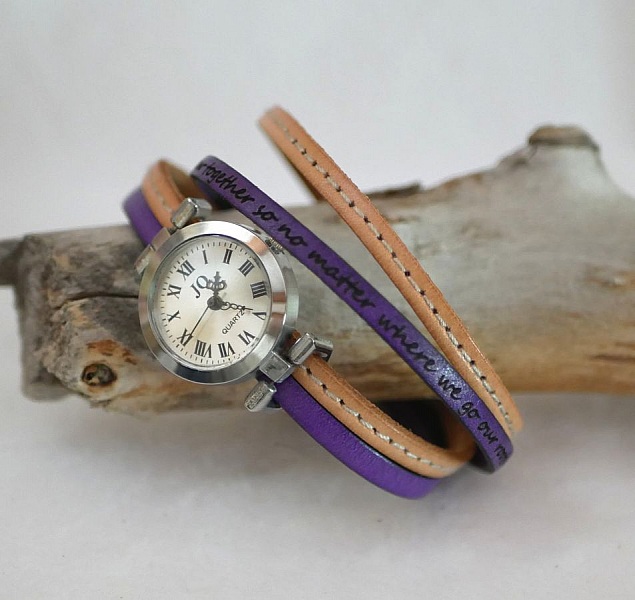 Klokke med dobbel l&aelig;rrem med naturlige s&oslash;mmer og en annen farge etter eget valg for &aring; personalisere 