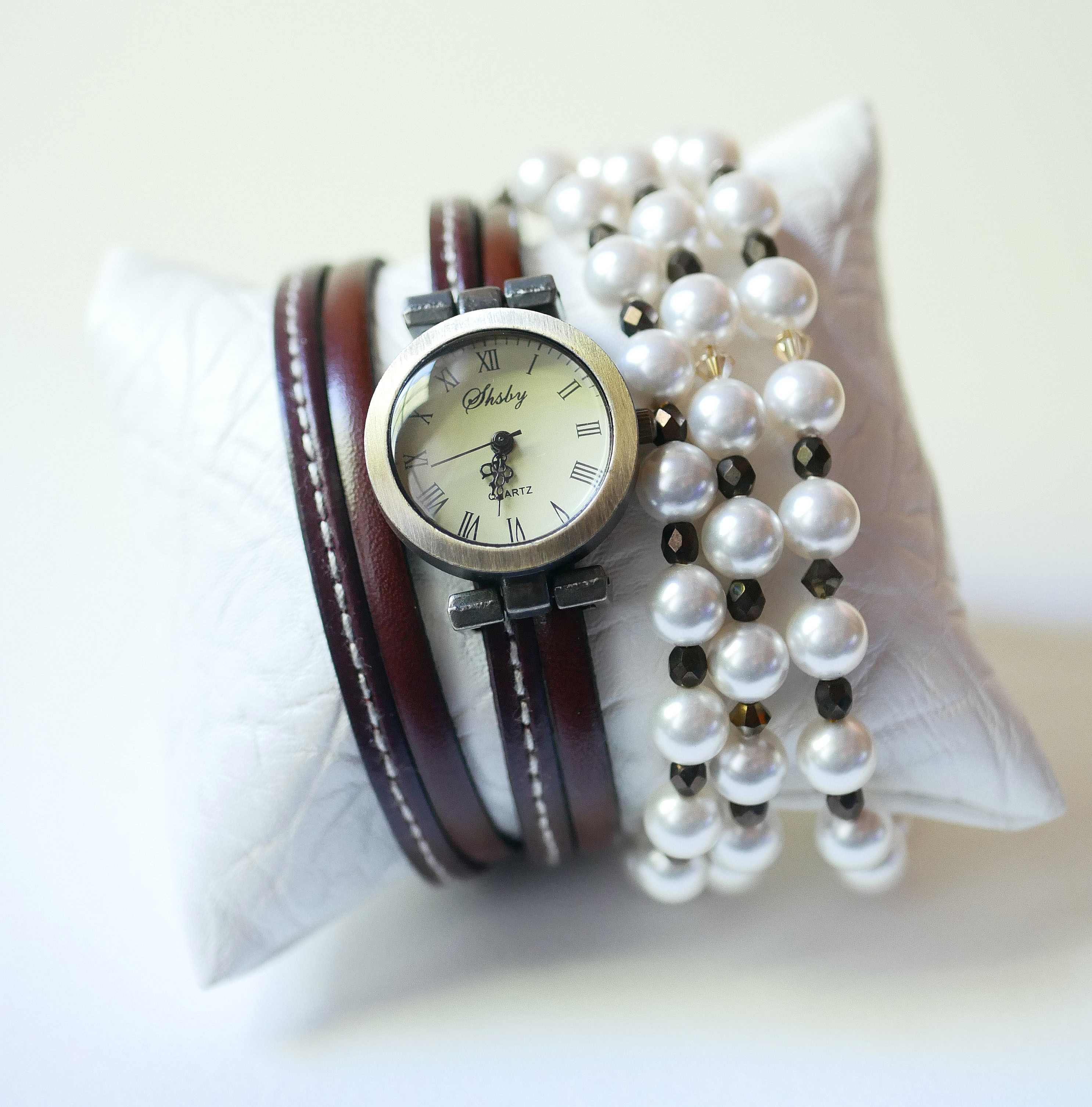 Dobbel wrap-around-klokke med brun skinnduo med s&oslash;mmer for personlig tilpasning