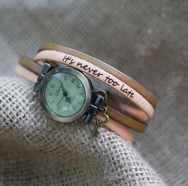 Tilpassbart dobbelt armb&aring;ndsur i skinn med to farger som kan tilpasses