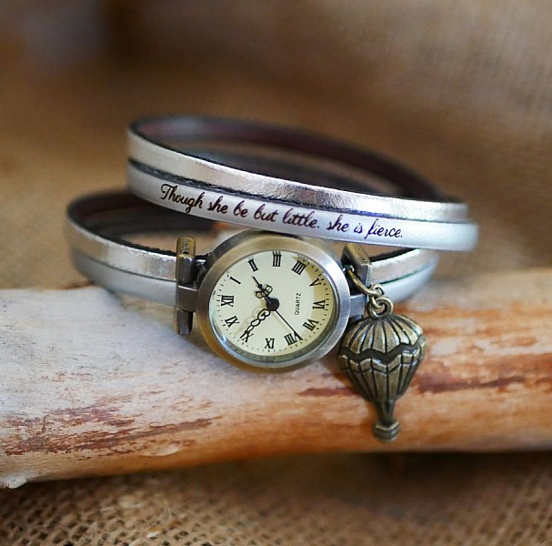 Tilpassbart dobbelt armb&aring;ndsur i skinn med to farger som kan tilpasses