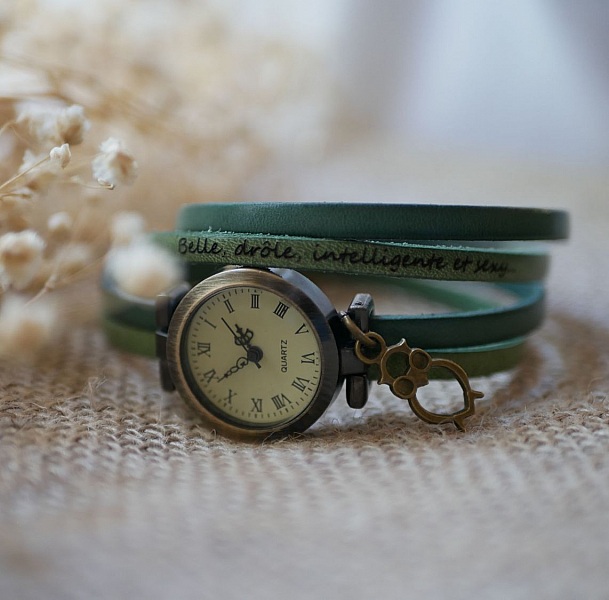 Tilpassbart dobbelt armb&aring;ndsur i skinn med to farger som kan tilpasses