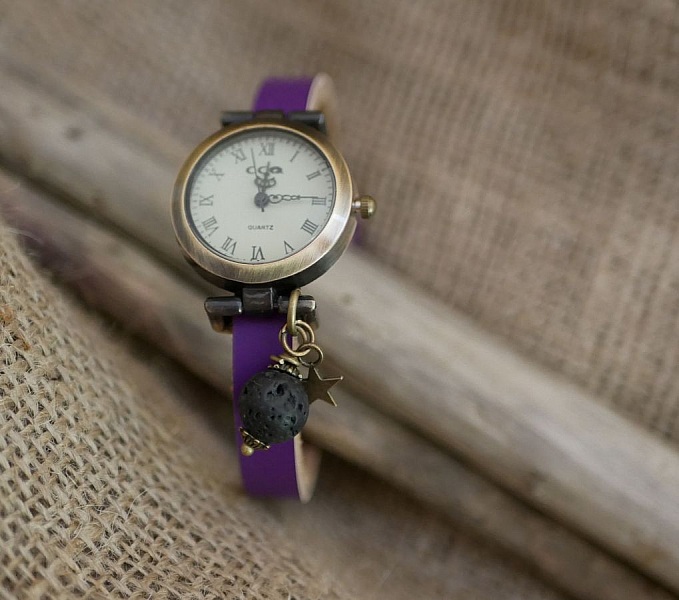 Klokke med lavasteinsmykke og l&aelig;rrem etter eget valg