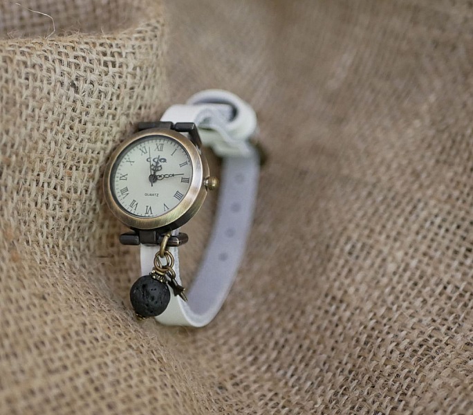 Klokke med lavasteinsmykke og l&aelig;rrem etter eget valg