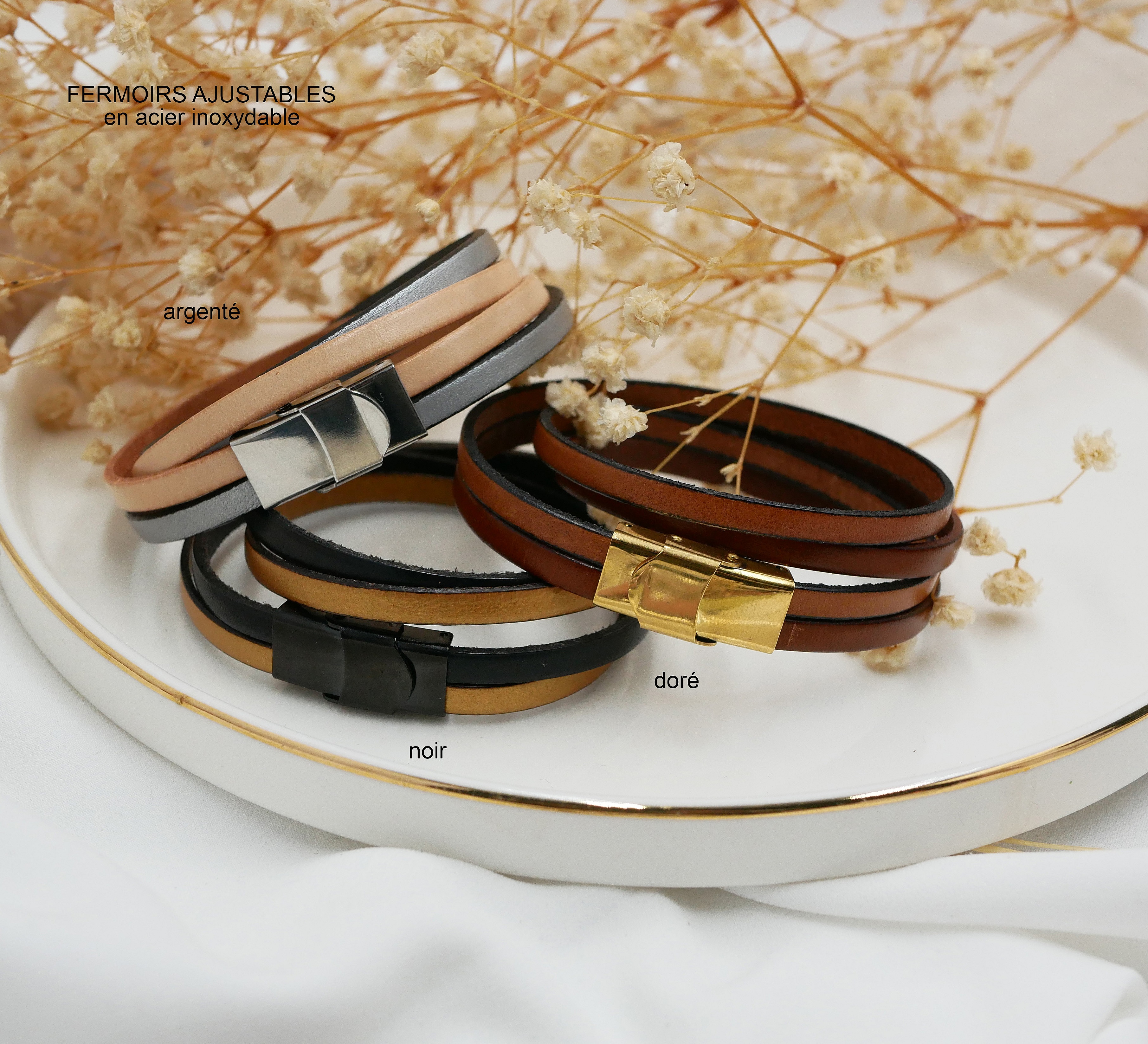 Gravert trecabochonklokke med dobbel l&aelig;rrem og urskive i bronse