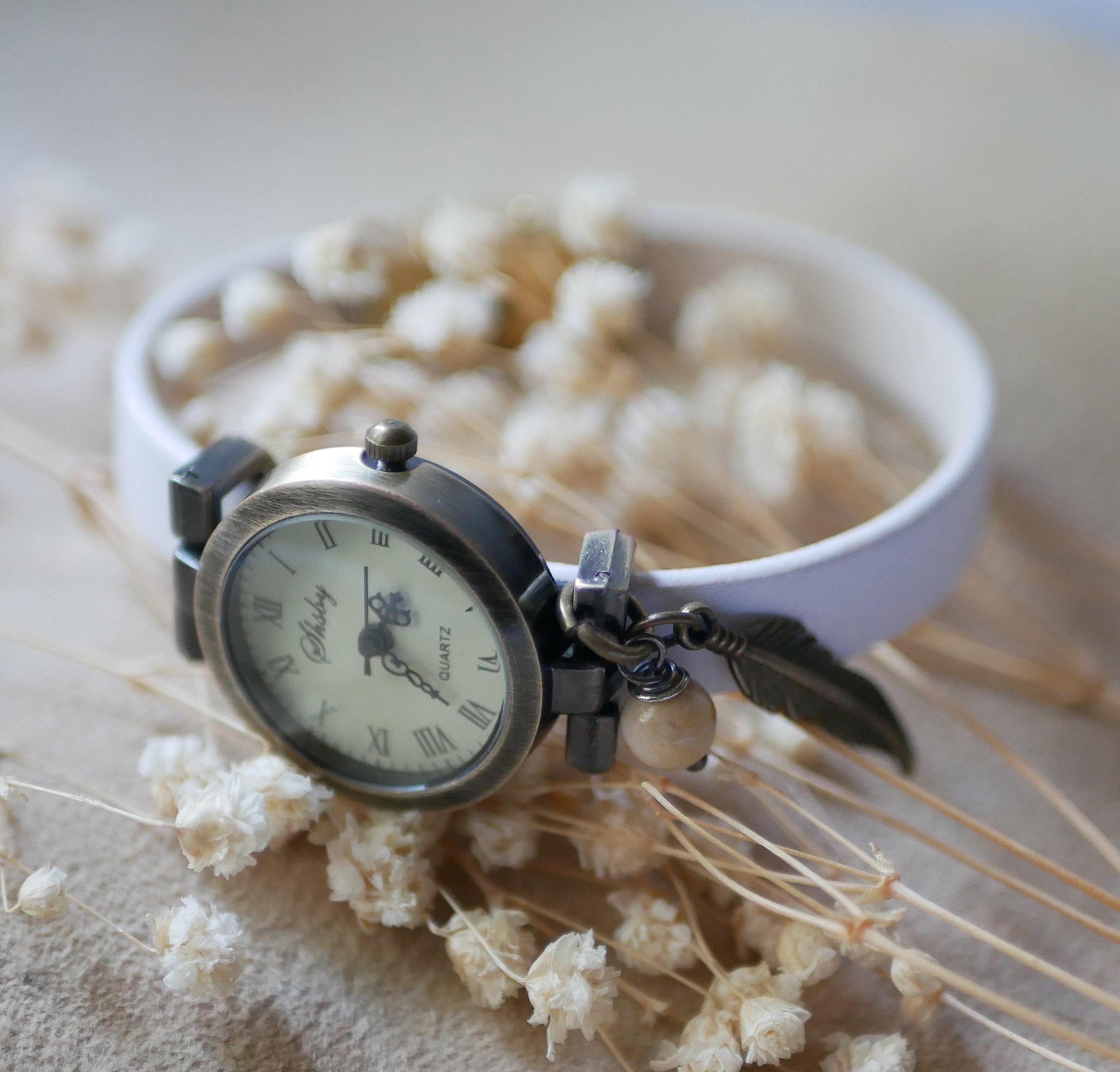 Klokke med bronsefarget urskive og tilpassbar l&aelig;rrem